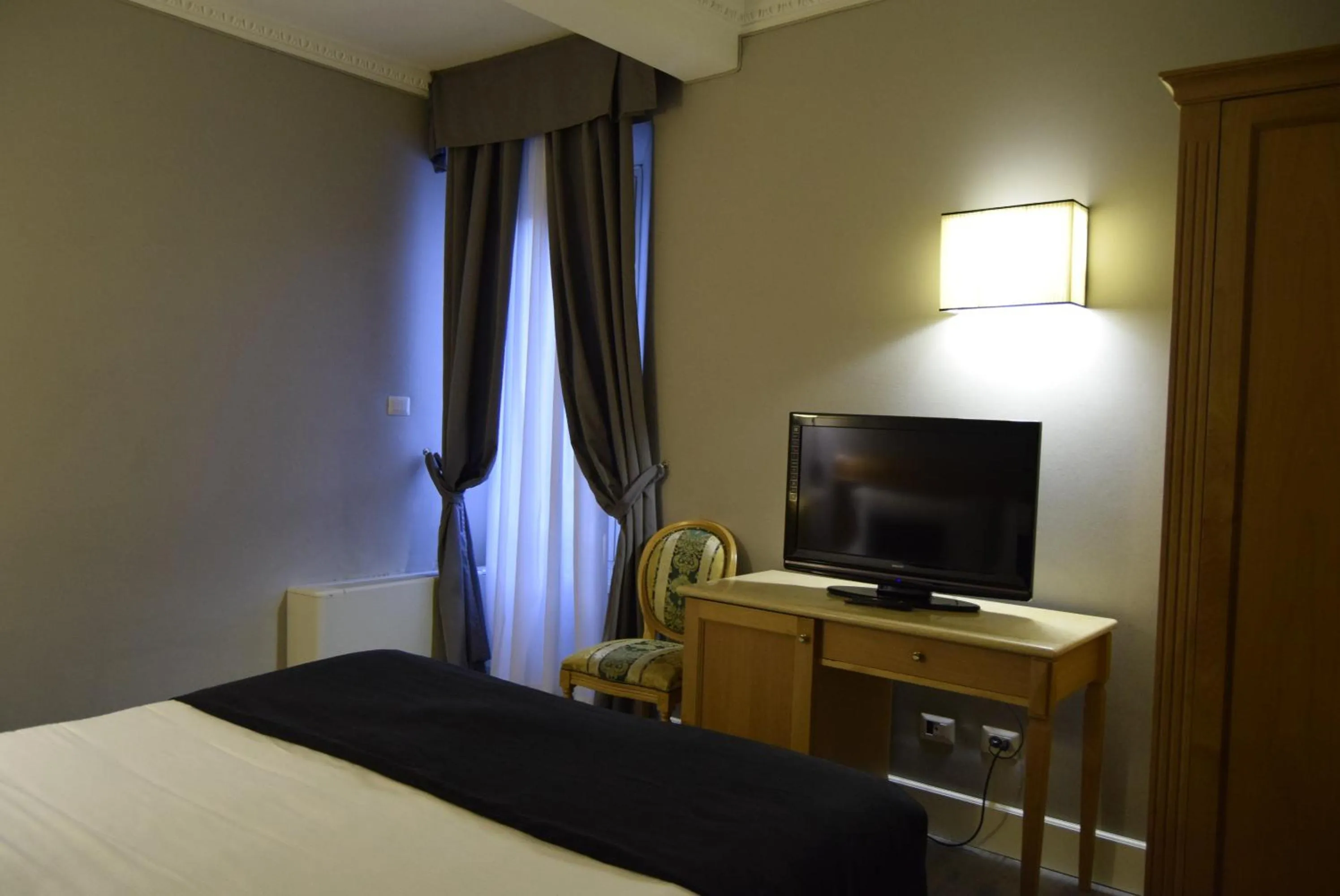 Photo of the whole room, Bed in Hotel dei Quiriti