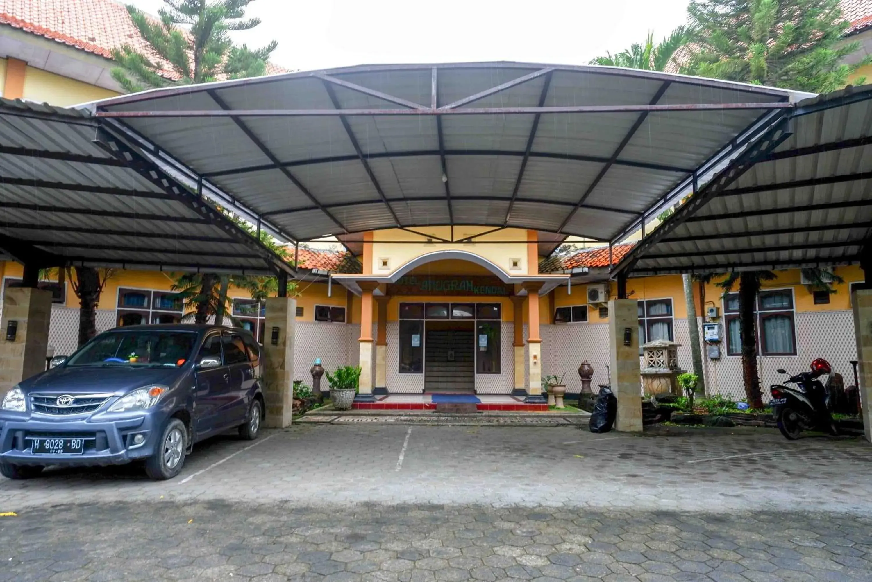Property building in Urbanview Hotel Anugrah Kendal by RedDoorz Property building in Urbanview Hotel Anugrah Kendal by RedDoorz