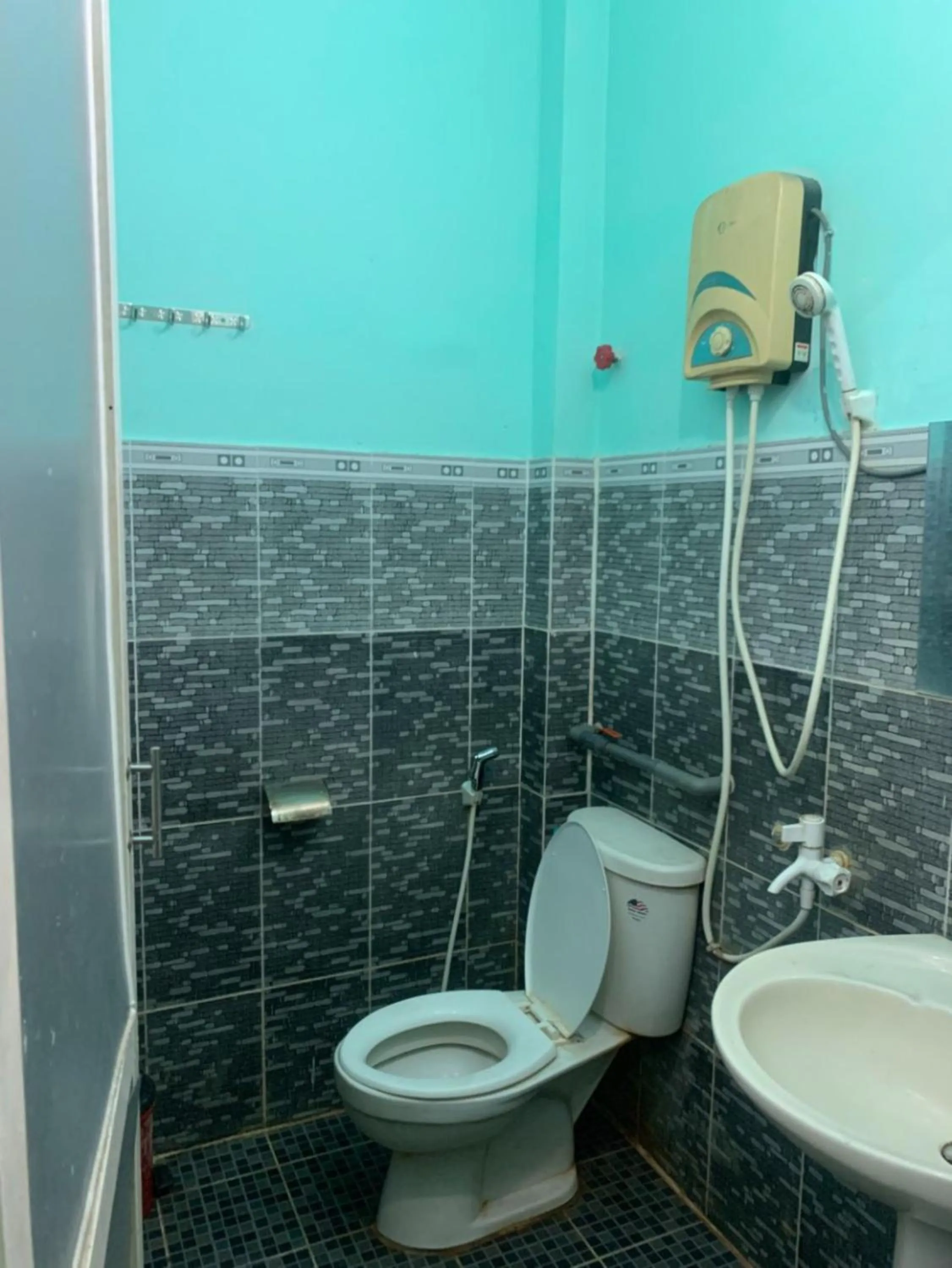 Bathroom in Happy Hotel Binh Tan