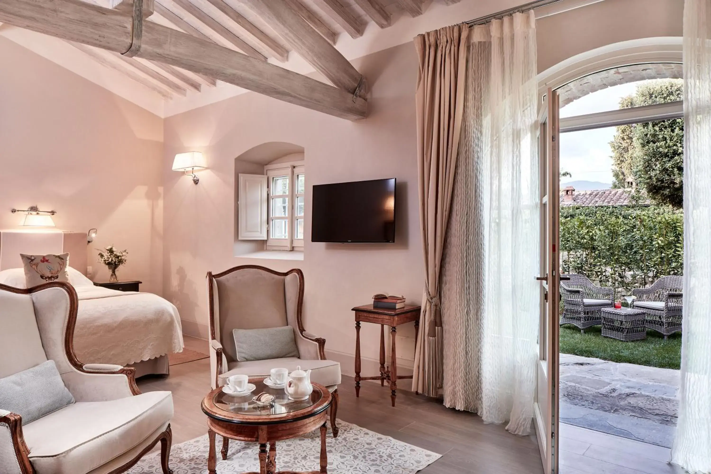 Junior Suite with Garden View in Villa di Piazzano - Small Luxury Hotels of the World Junior Suite with Garden View in Villa di Piazzano - Small Luxury Hotels of the World