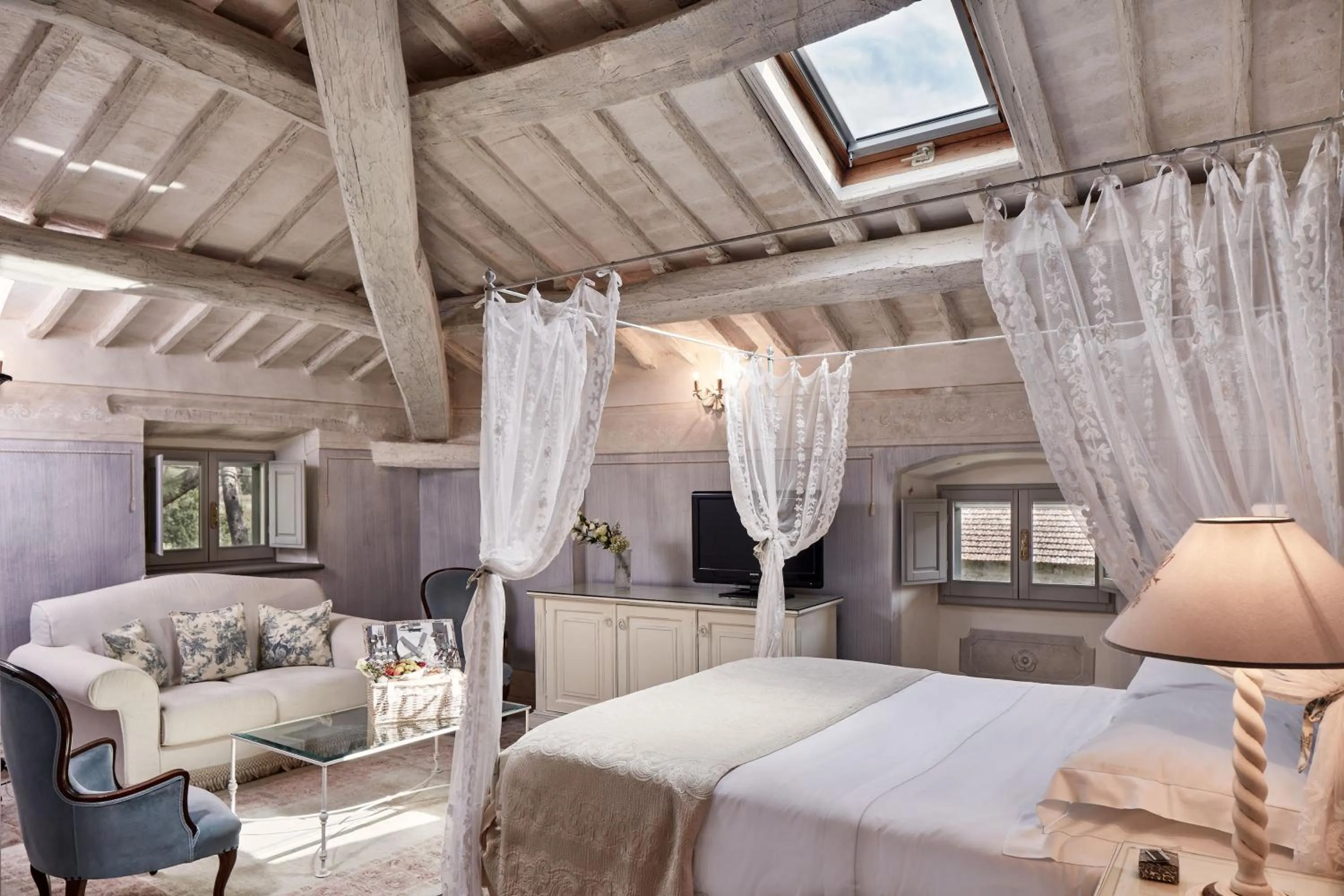 Bed in Villa di Piazzano - Small Luxury Hotels of the World