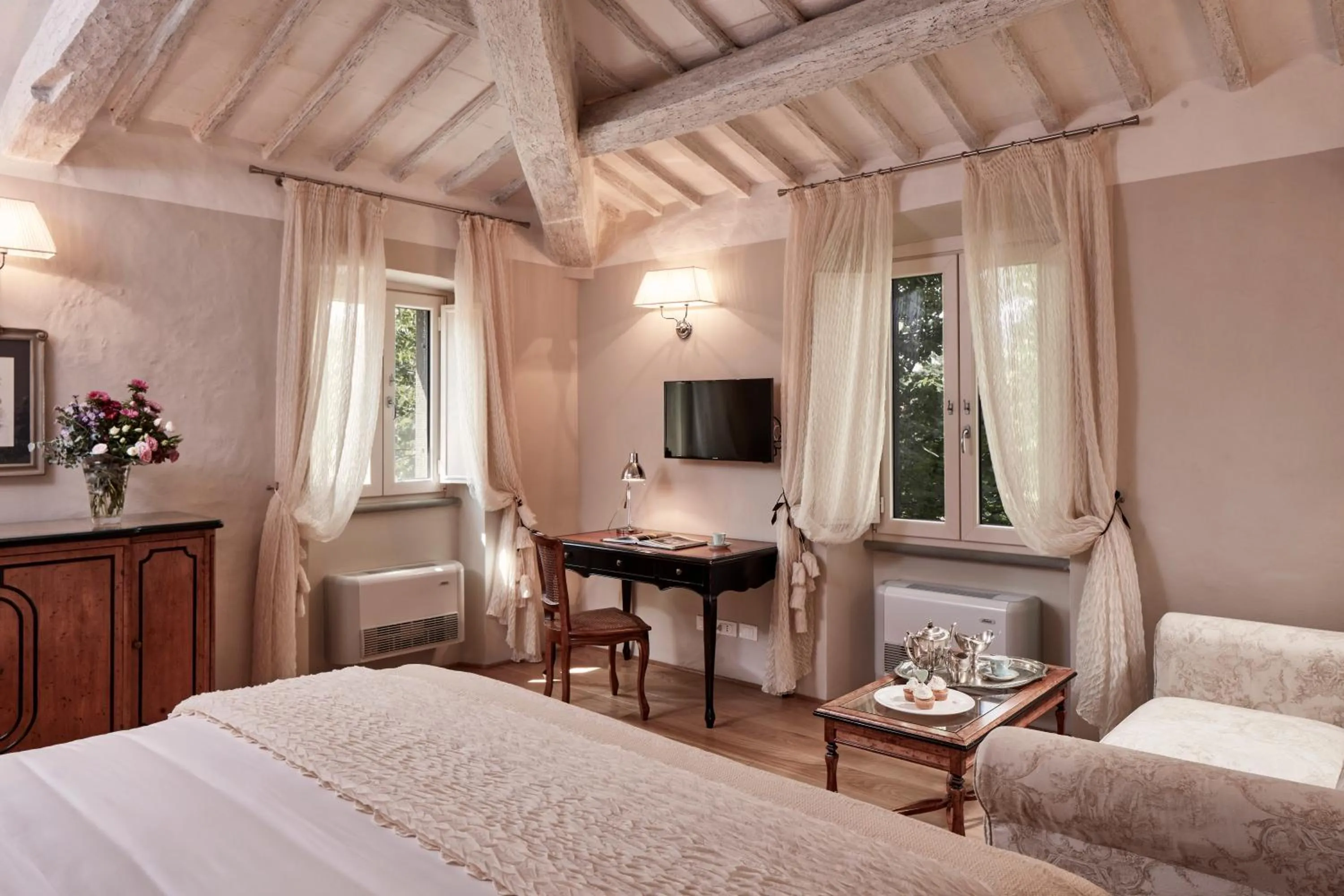 Bedroom, Bed in Villa di Piazzano - Small Luxury Hotels of the World
