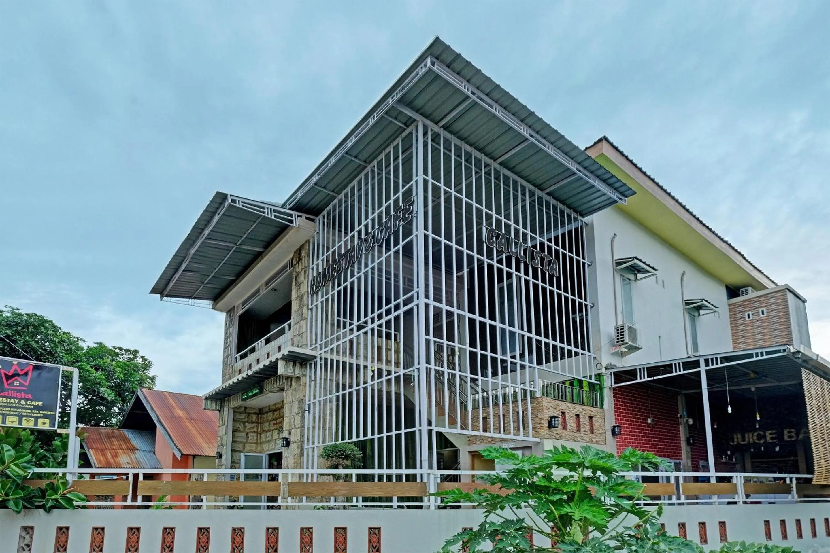 Facade/entrance in Hotel O Callista Homestay Near RSUD Prof. Dr. H. M. Anwar Makkatutu
