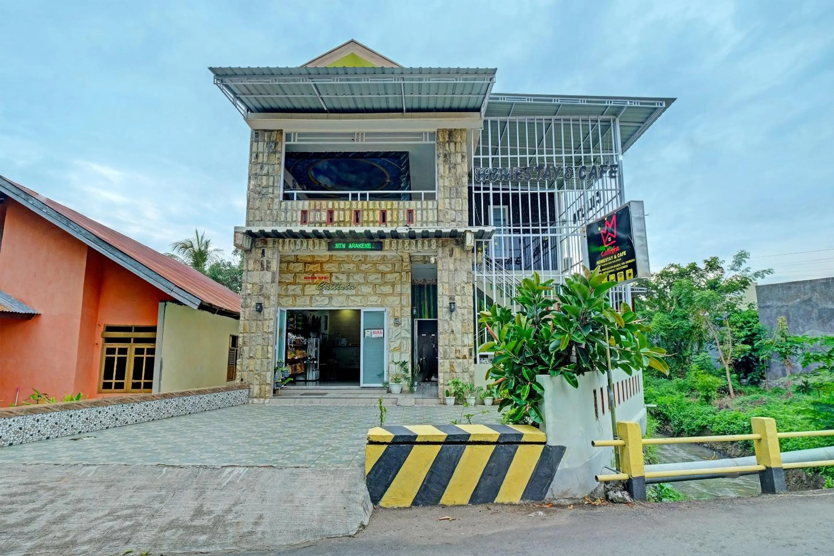 Facade/entrance in Hotel O Callista Homestay Near RSUD Prof. Dr. H. M. Anwar Makkatutu