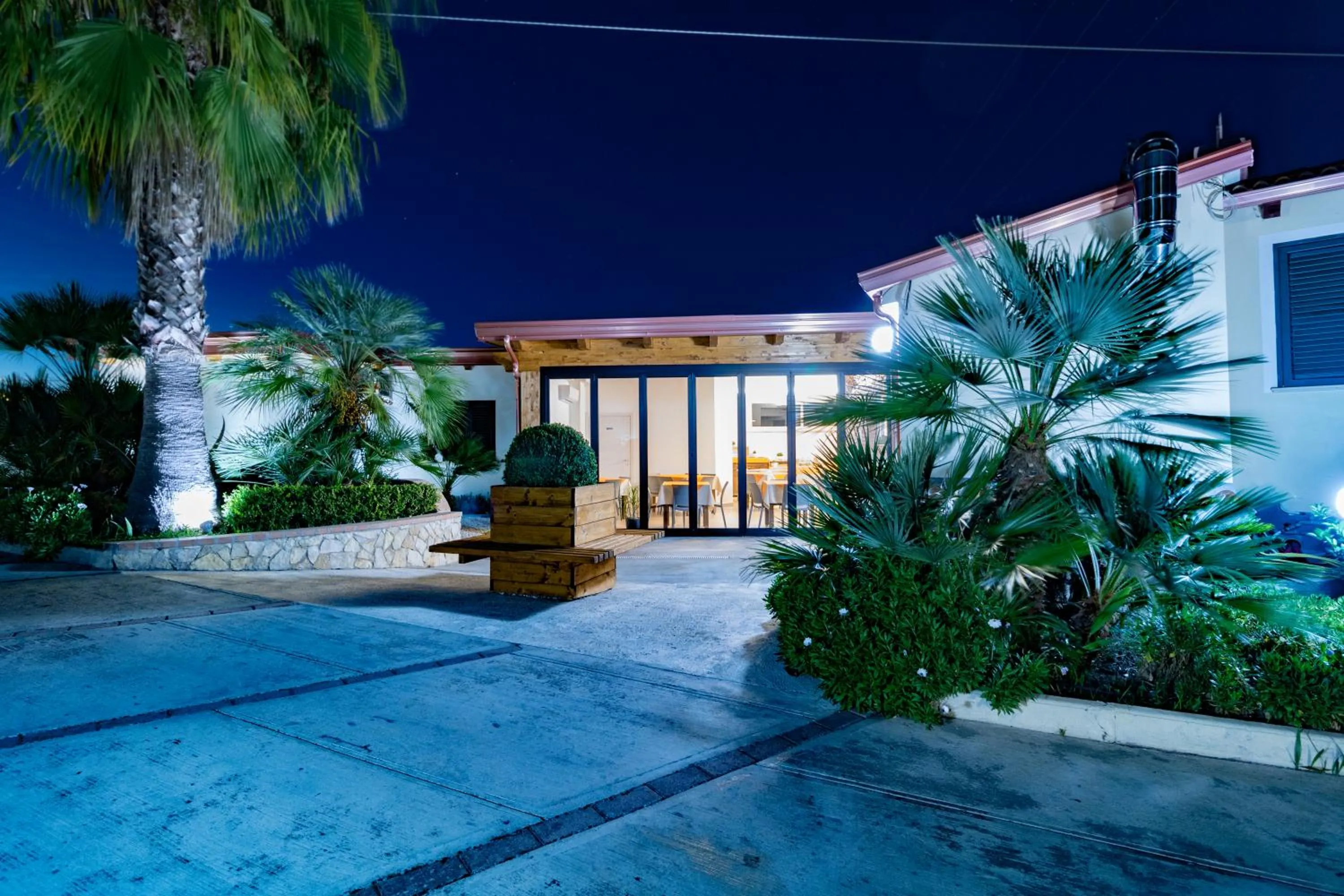 Communal lounge/ TV room in Villa Garden