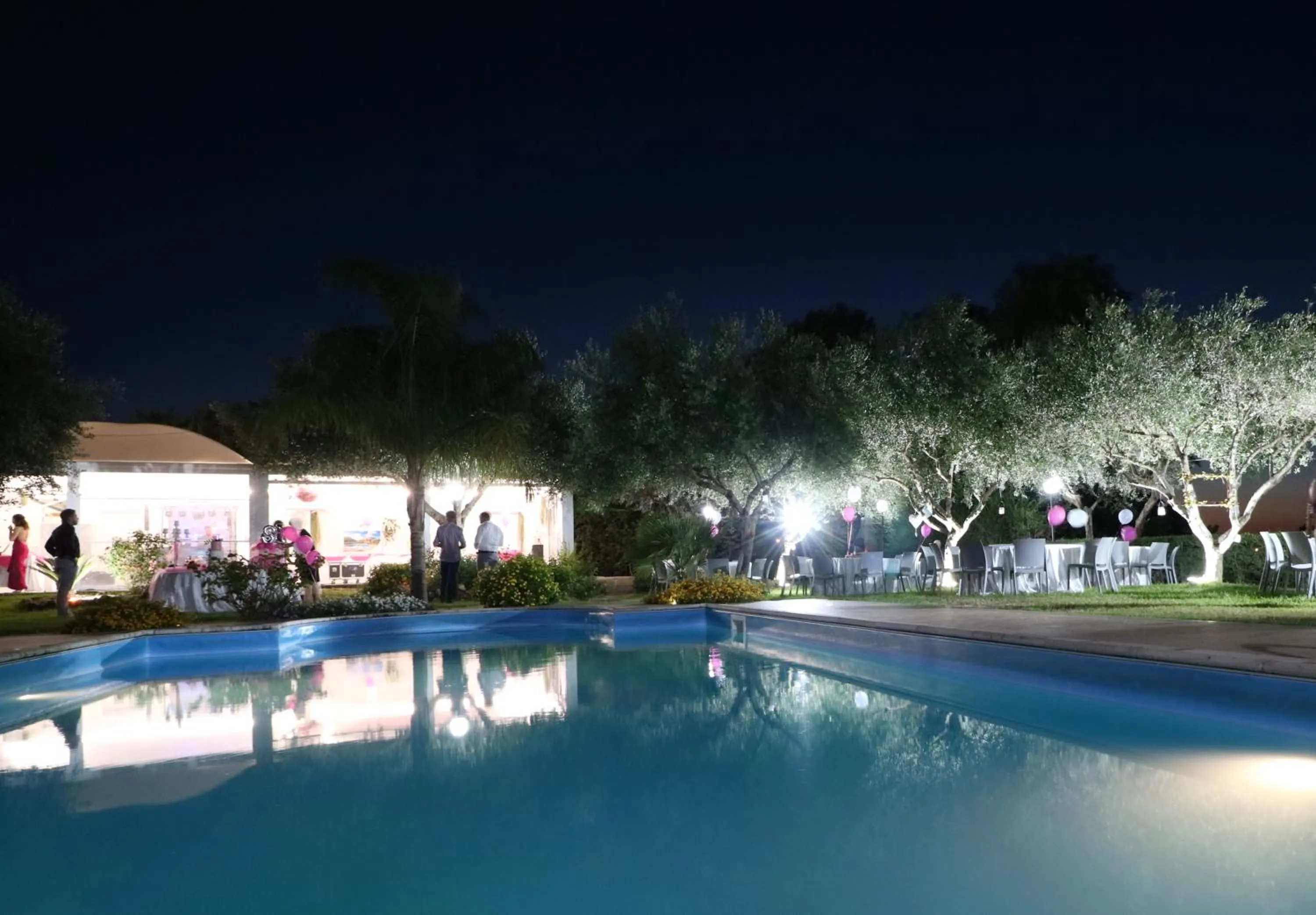 Restaurant/places to eat in Villa Garden