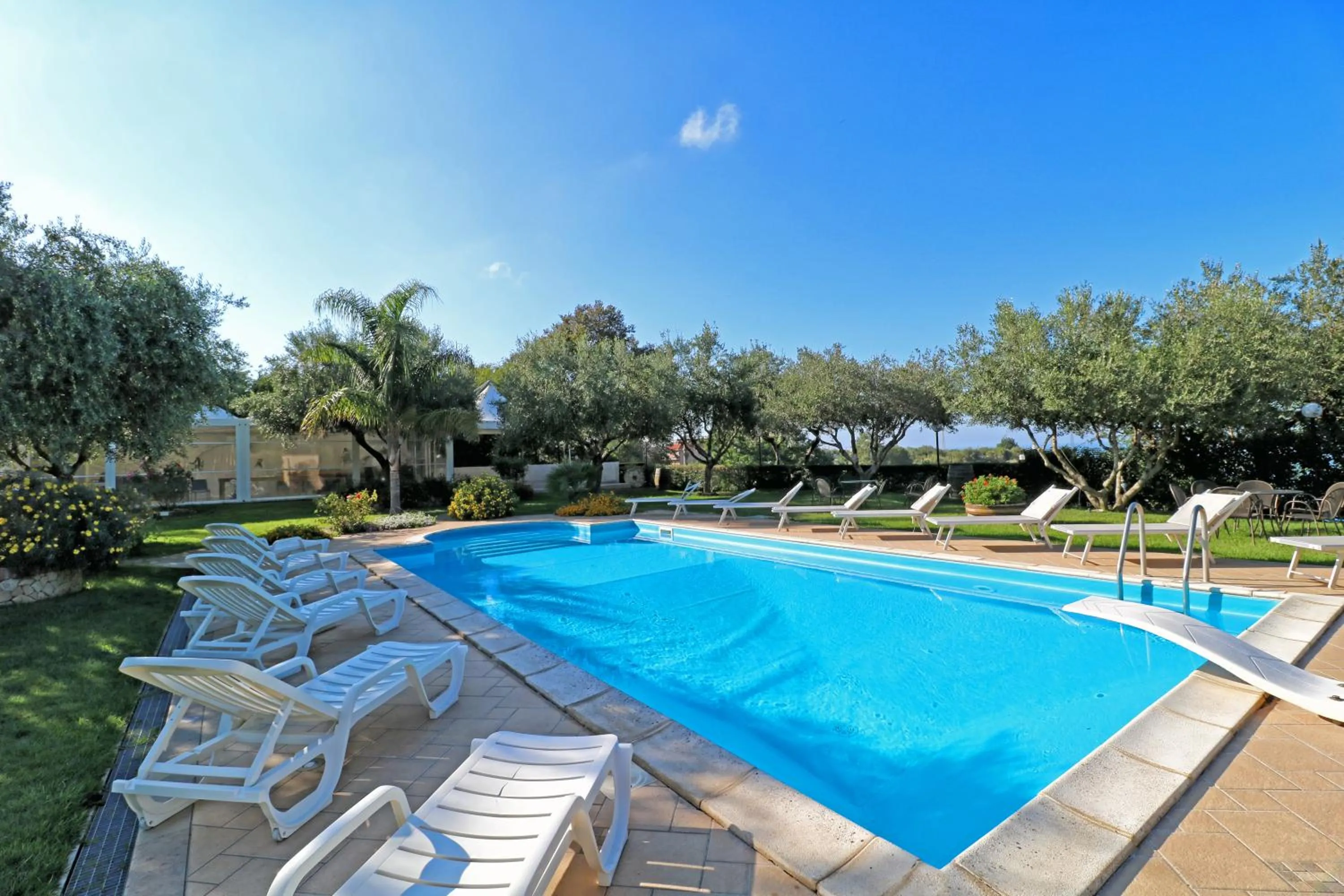 Swimming pool in Villa Garden