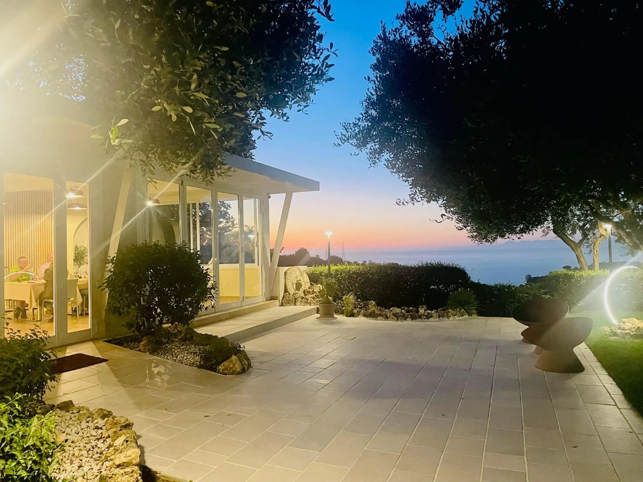 Restaurant/places to eat in Villa Garden