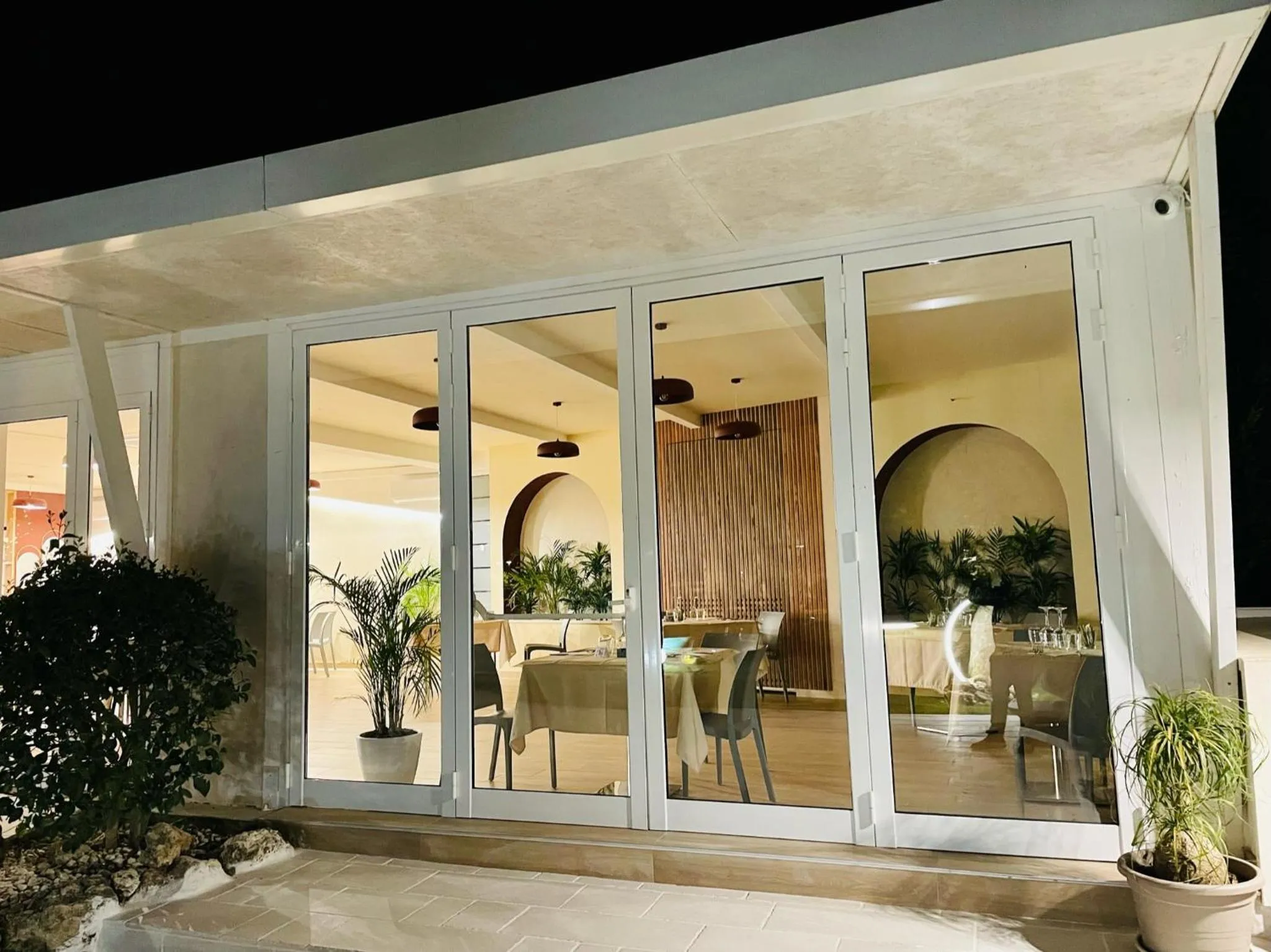 Restaurant/places to eat in Villa Garden