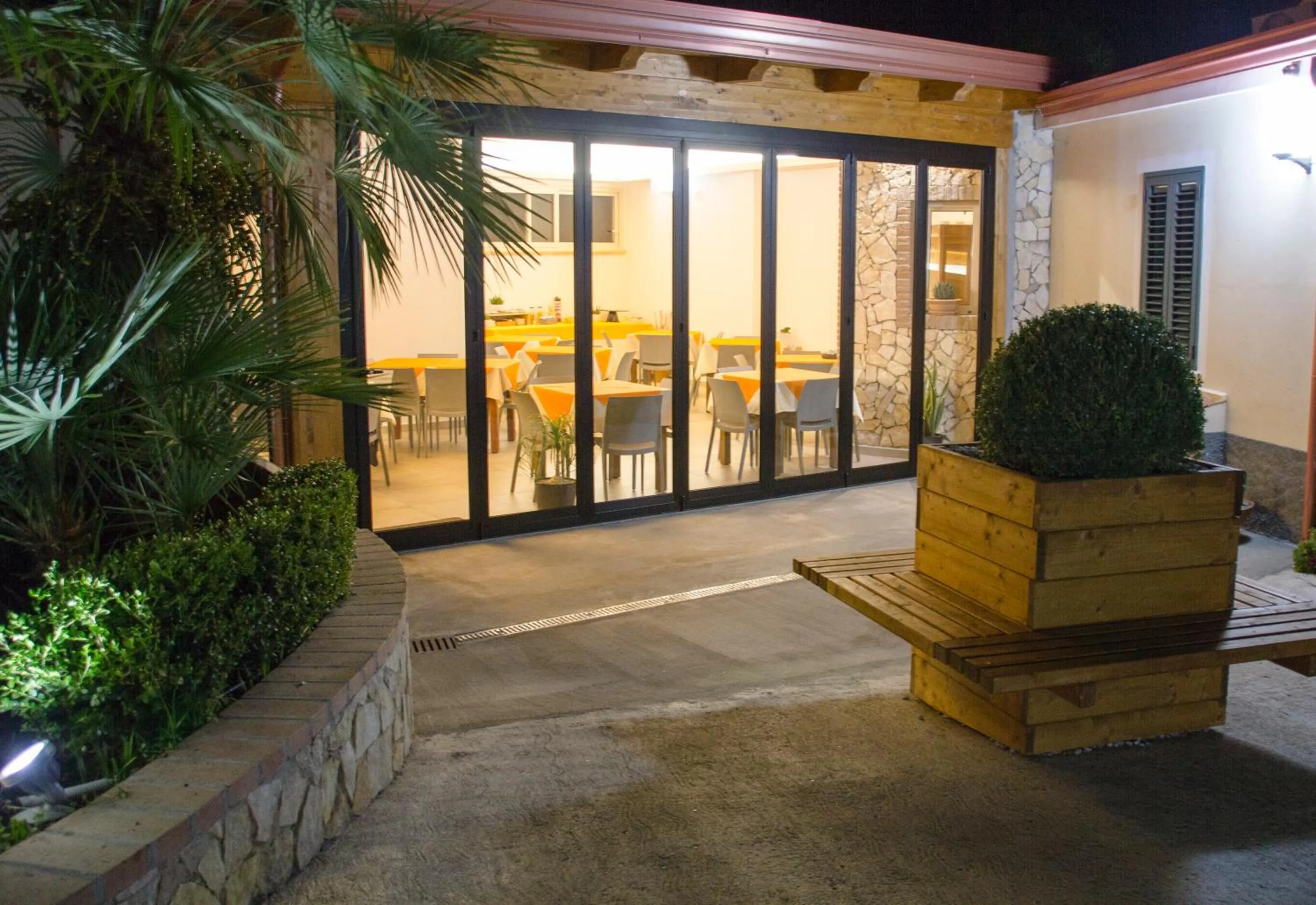 Communal lounge/ TV room in Villa Garden