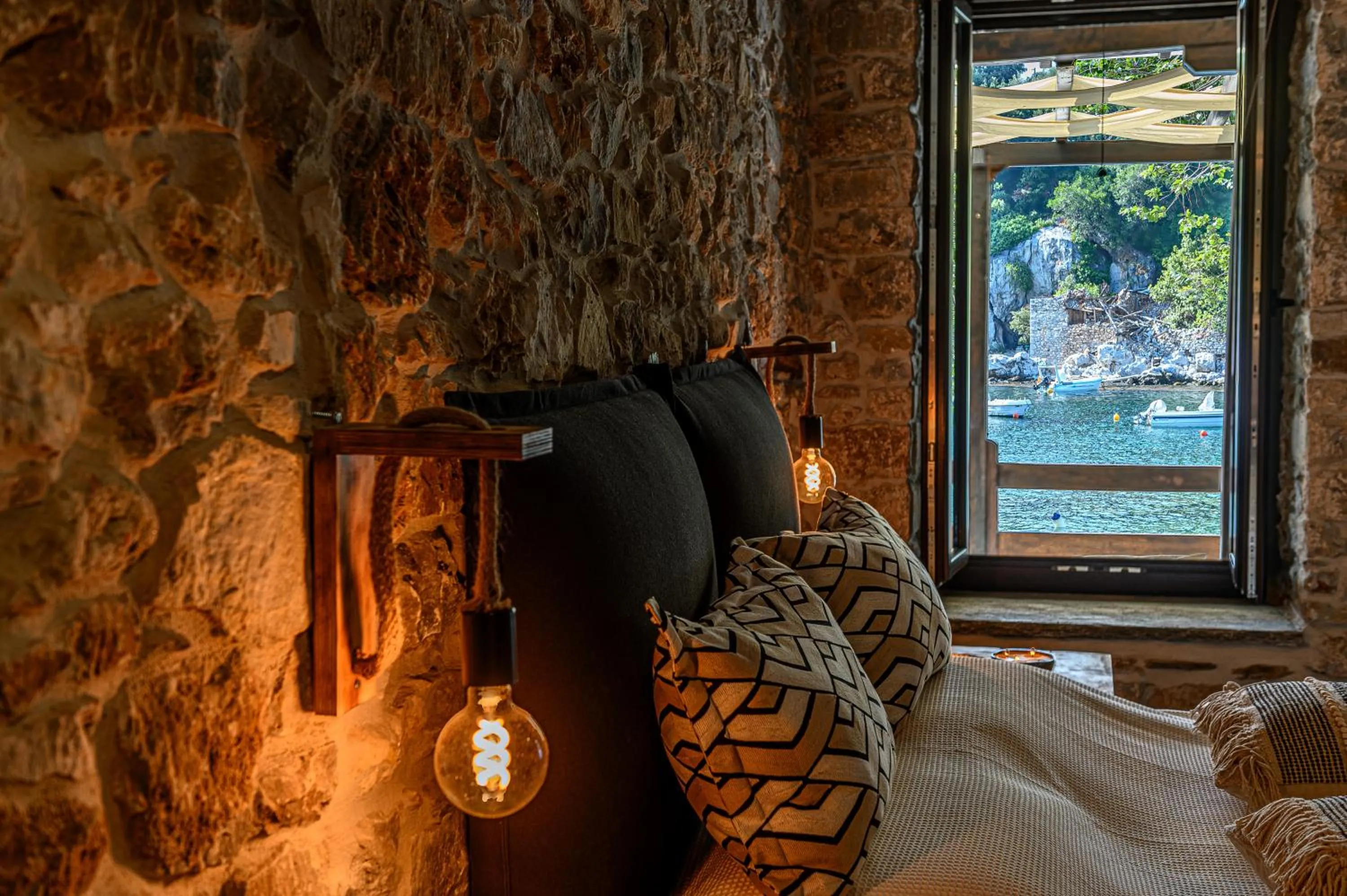 Sea view, Bed in Cleopatra's Miramare