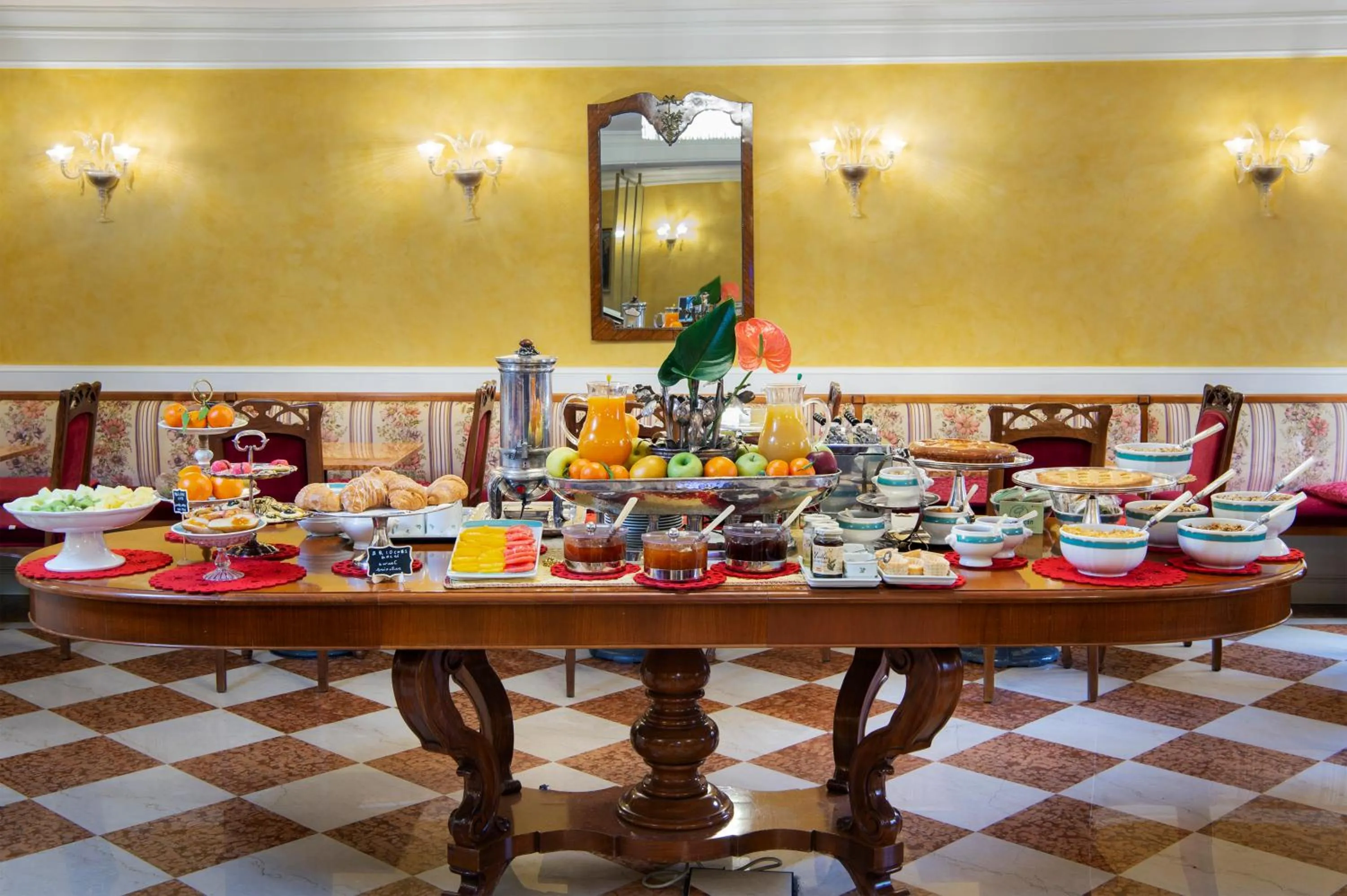 Restaurant/places to eat in Art Hotel Orologio