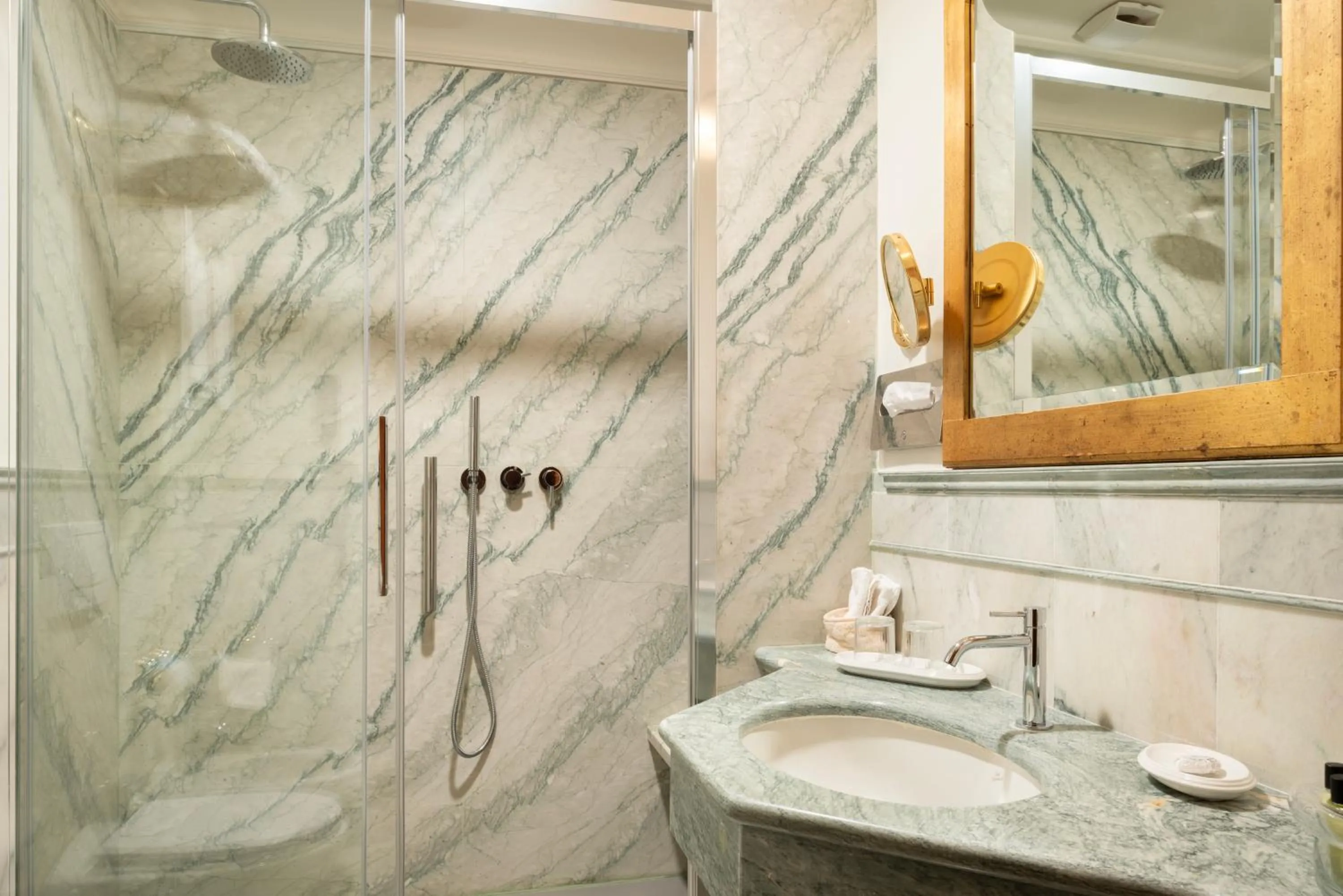 Shower in Art Hotel Orologio