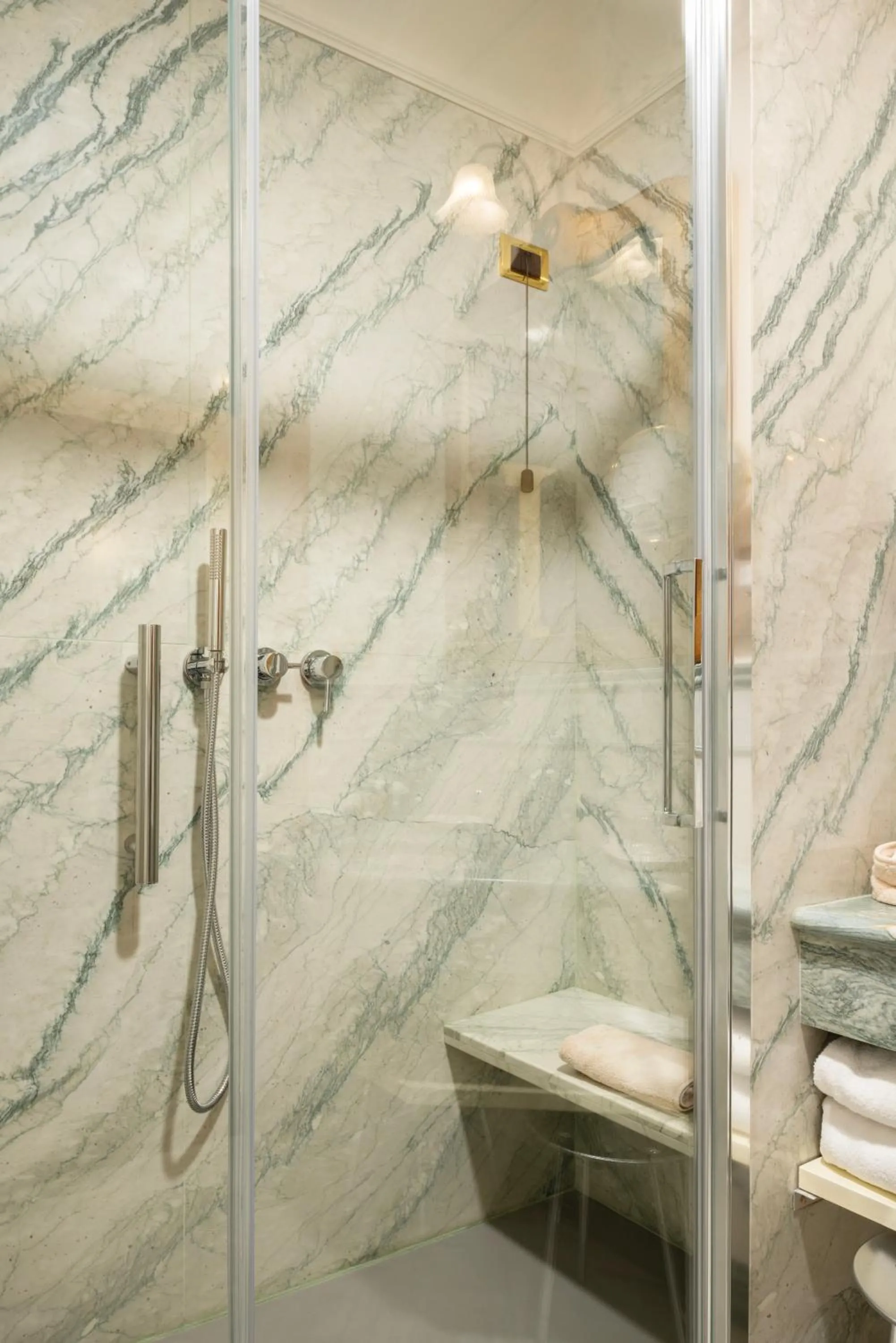 Shower in Art Hotel Orologio