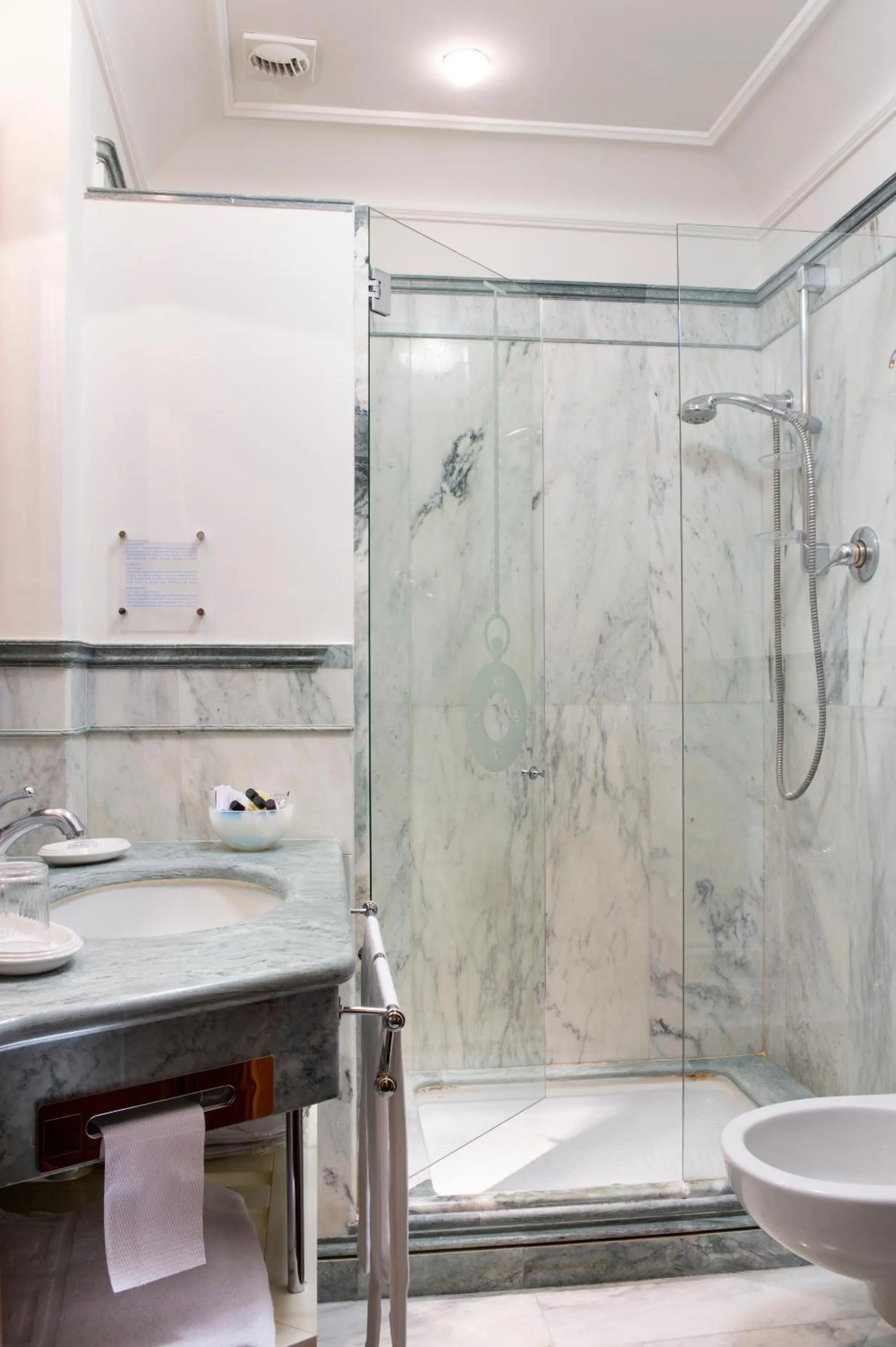 Shower in Art Hotel Orologio