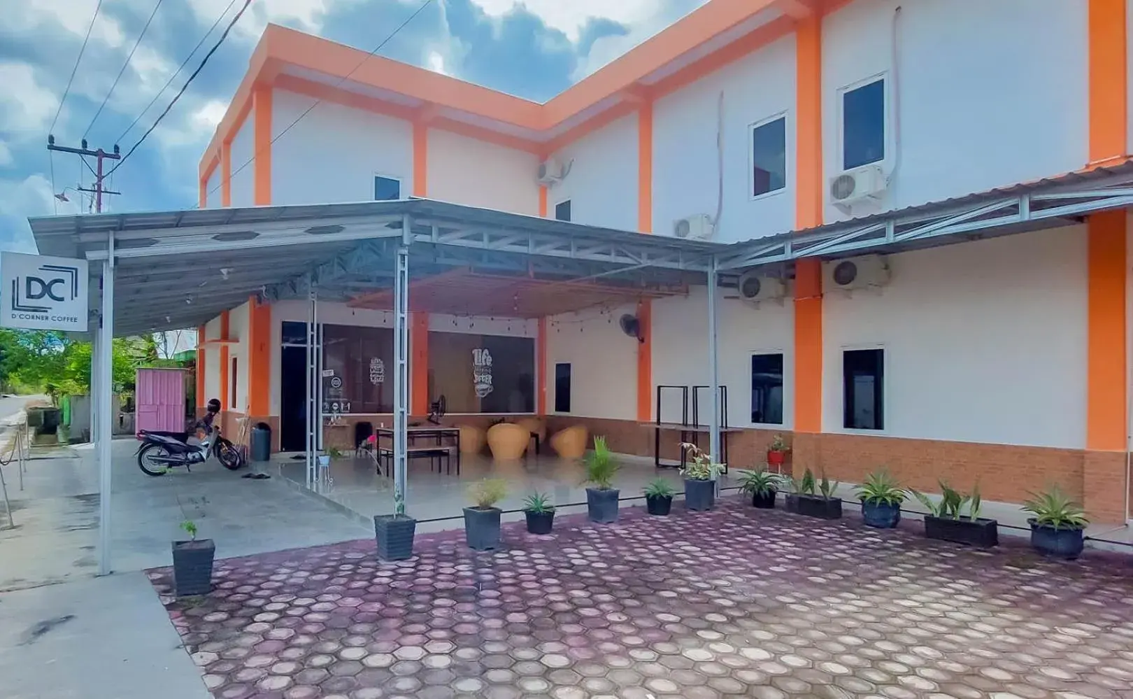 Property building in Urbanview Hotel Bundaran Besar Palangkaraya by RedDoorz Property building in Urbanview Hotel Bundaran Besar Palangkaraya by RedDoorz