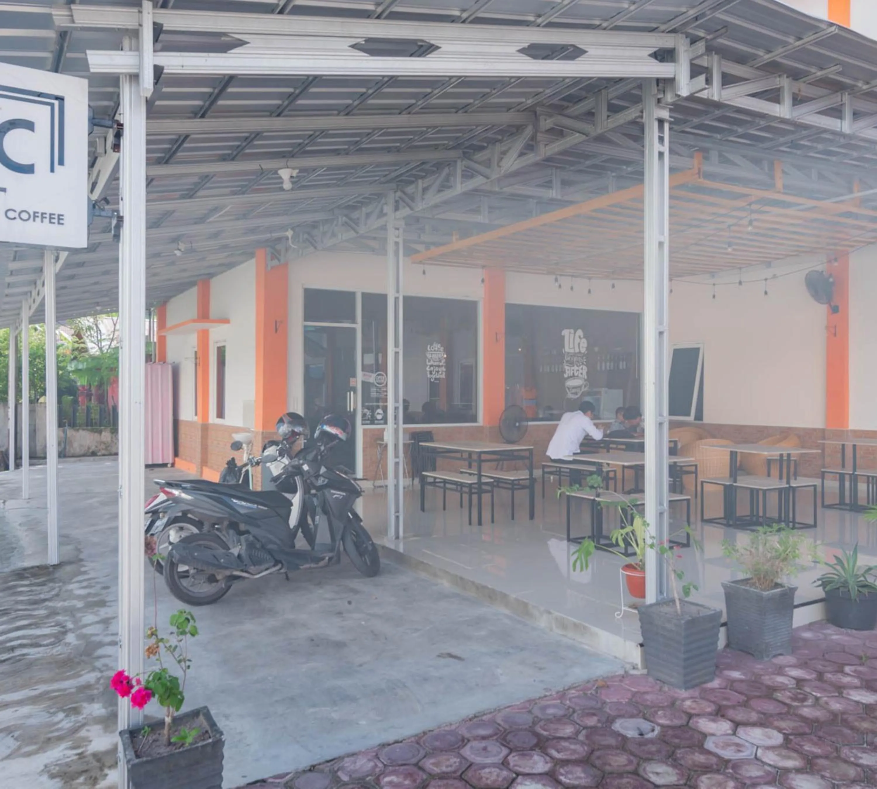 Parking in Urbanview Hotel Bundaran Besar Palangkaraya by RedDoorz