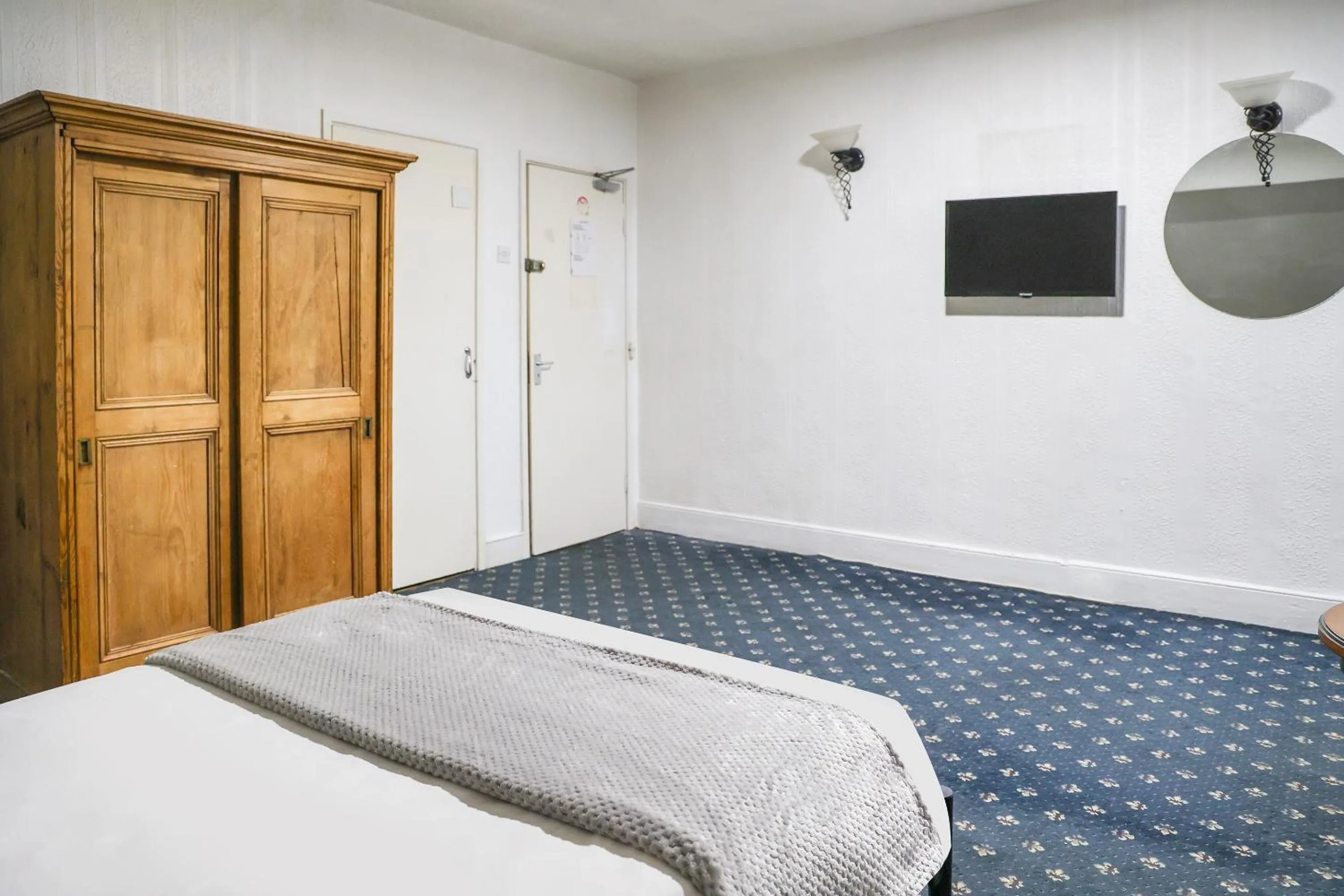 Bedroom, Bed in Hotel 346