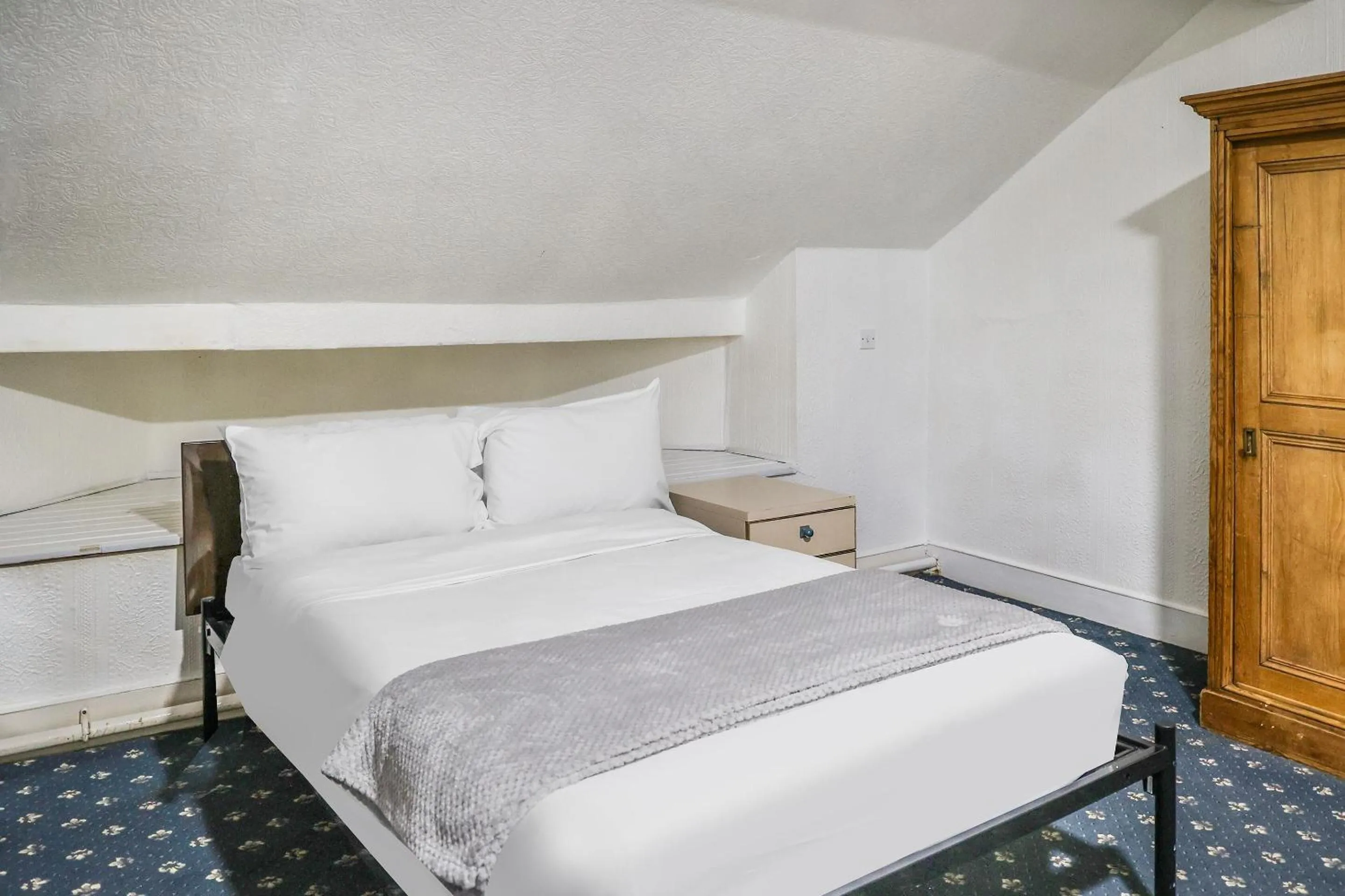 Bedroom, Bed in Hotel 346