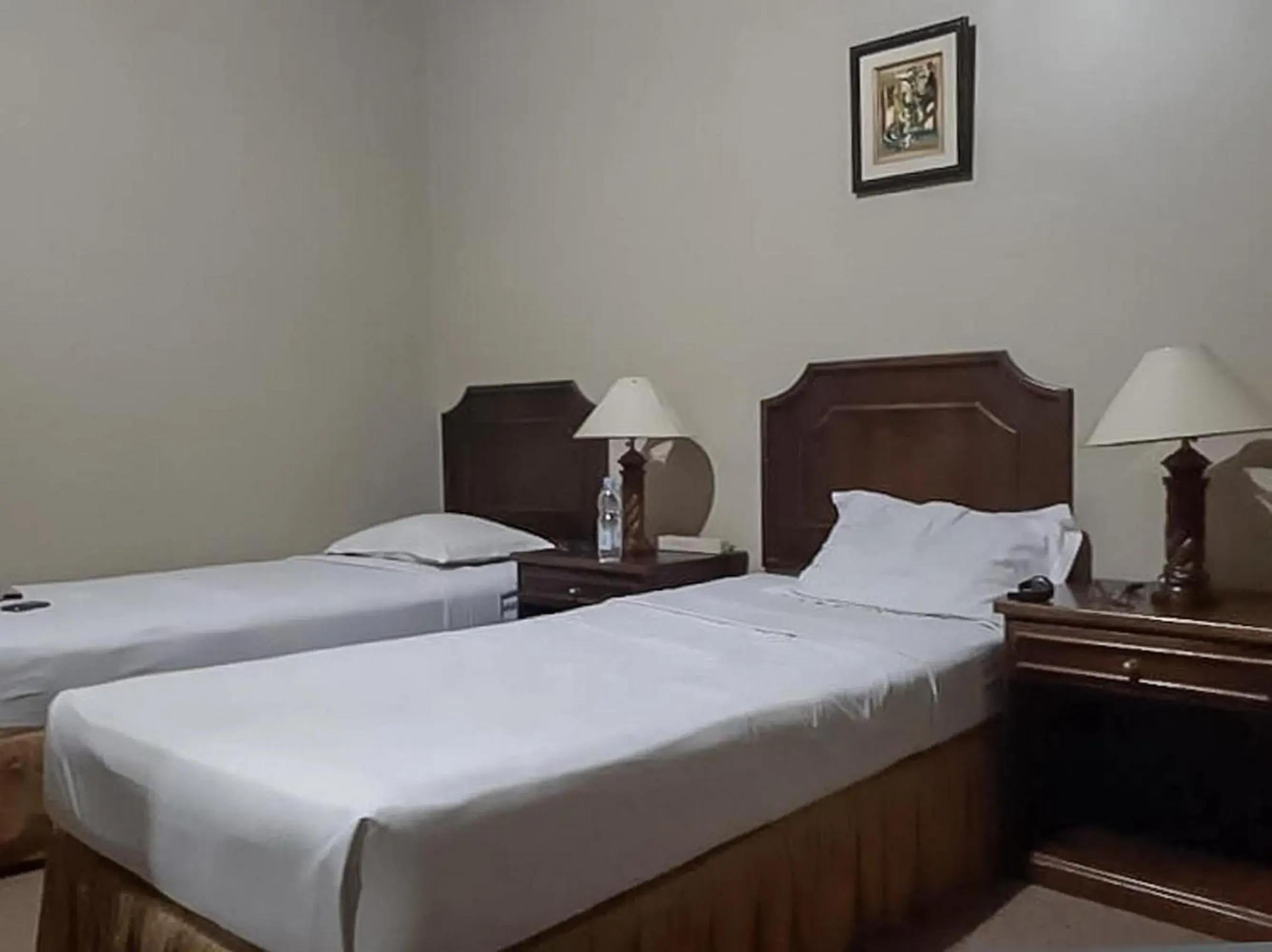 Deluxe Twin Room in Hotel Indiana Syariah Mitra RedDoorz Deluxe Twin Room in Hotel Indiana Syariah Mitra RedDoorz