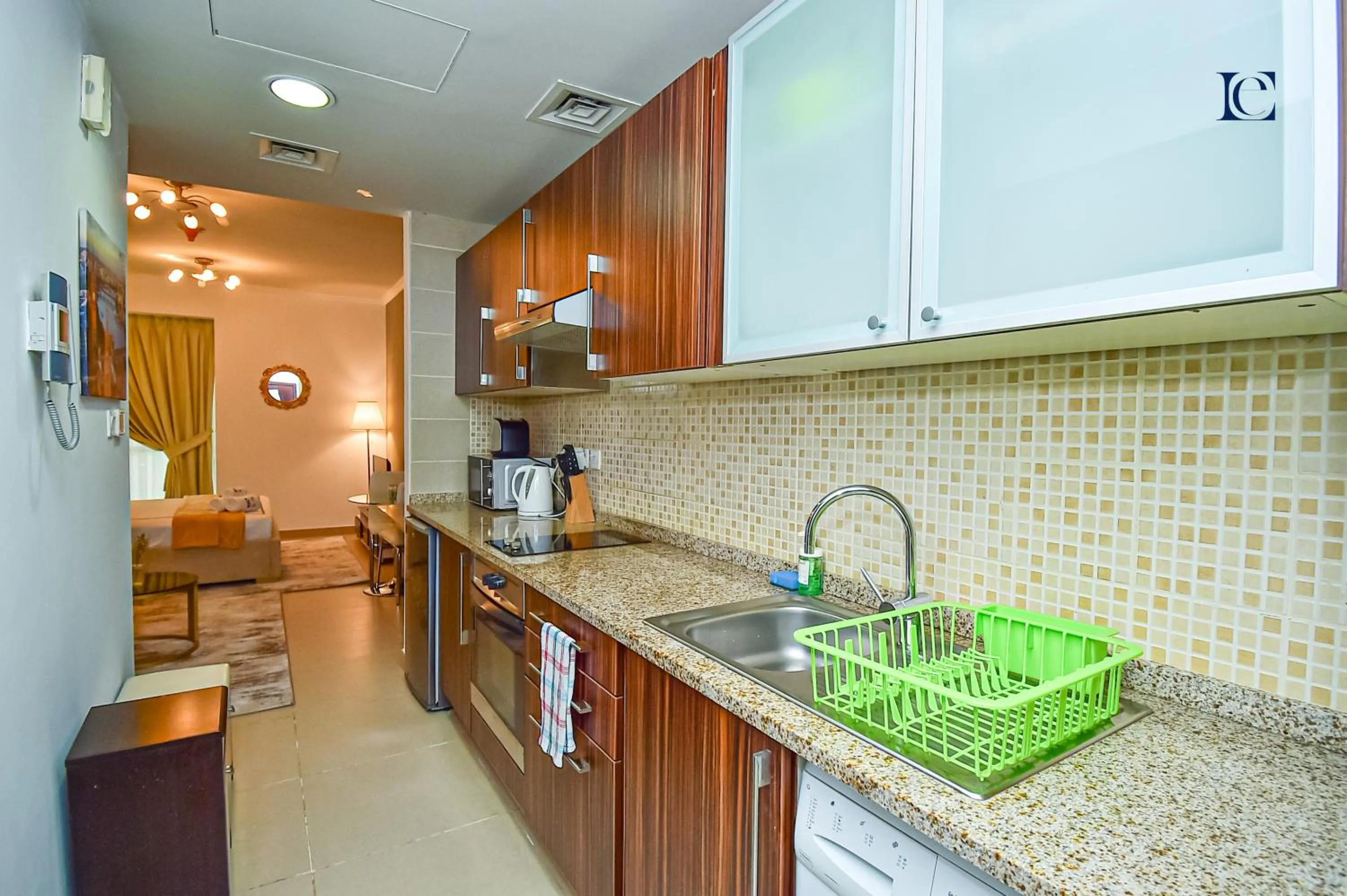 Kitchen or kitchenette in Luxury Escapes - Cozy Studio - Goldcrest Executives JLT