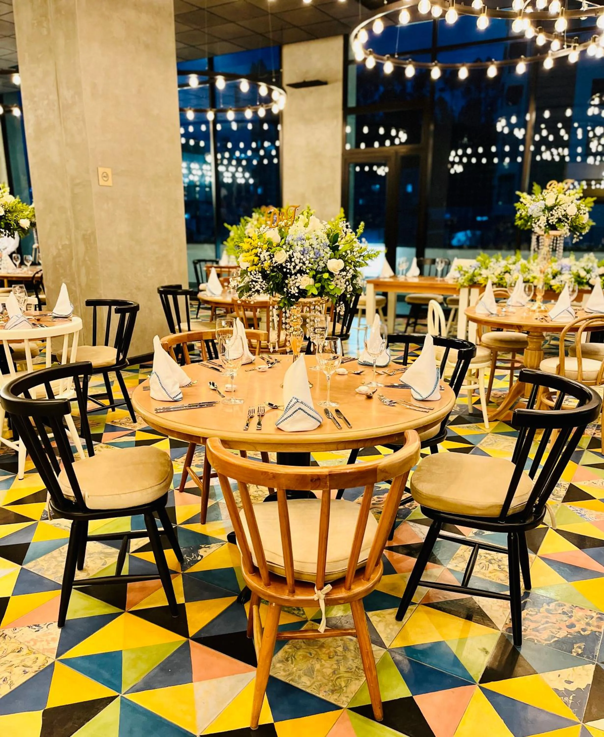 Restaurant/places to eat in Hotel V1501