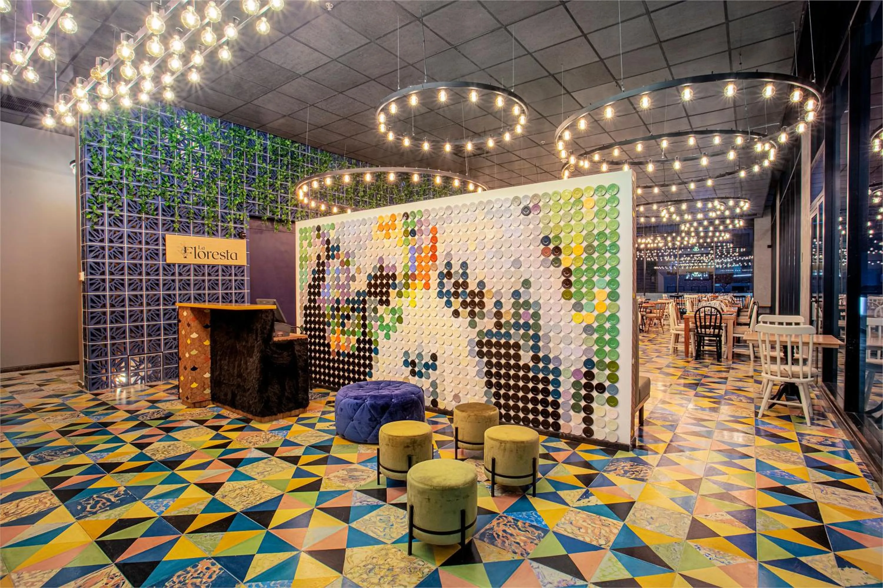 Restaurant/places to eat in Hotel V1501