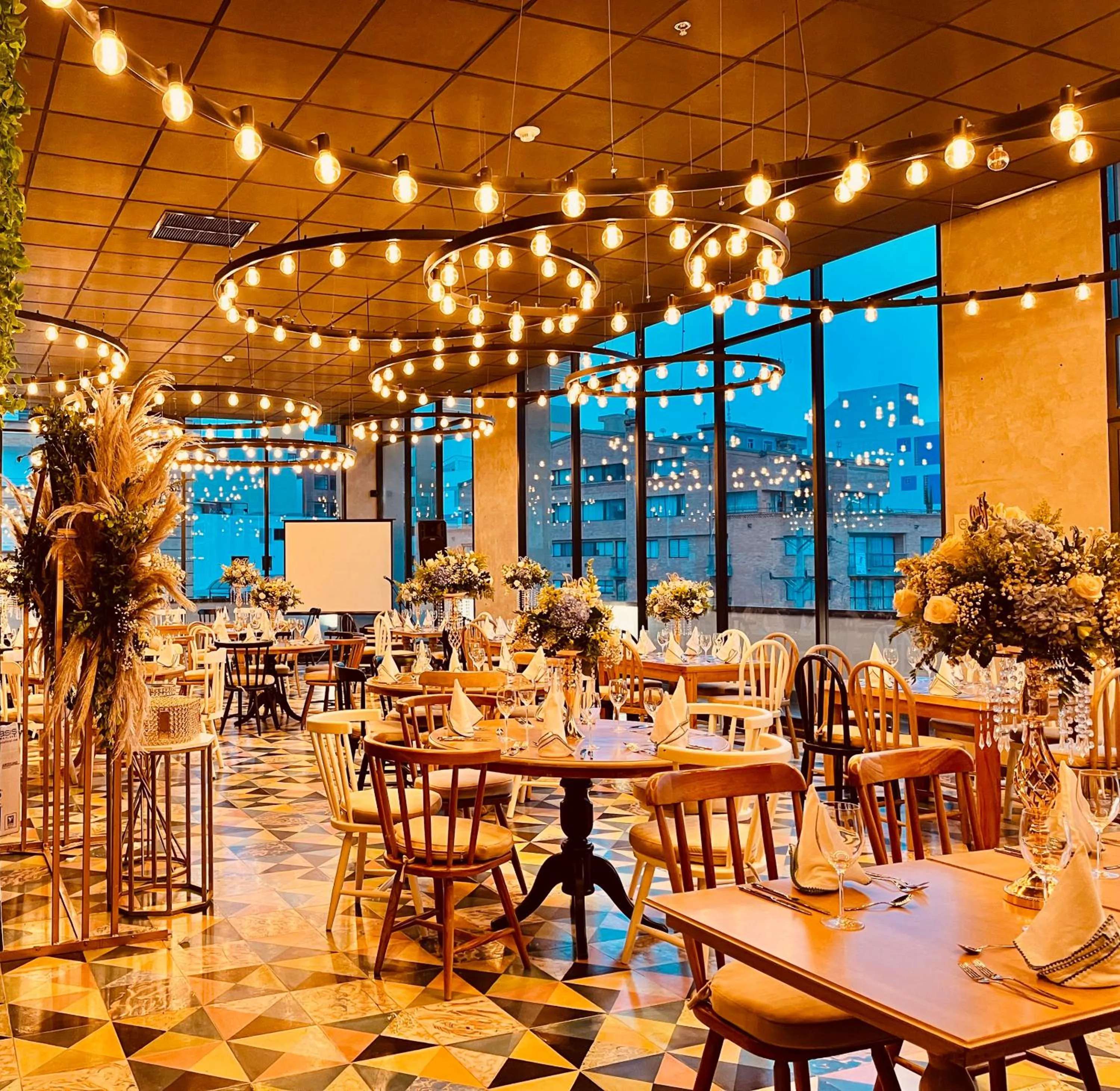 Restaurant/places to eat in Hotel V1501