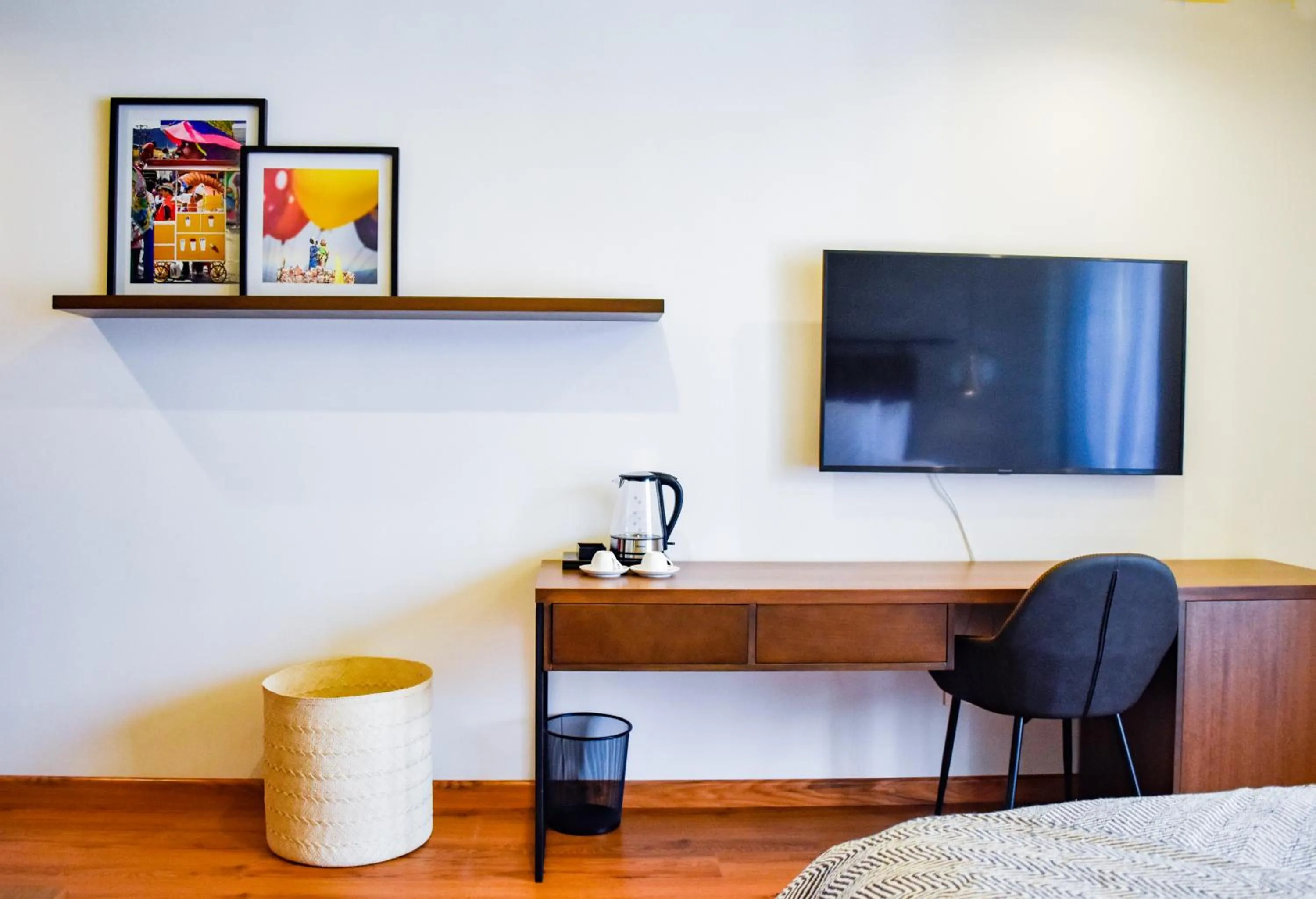 Seating area, Bed in Hotel V1501