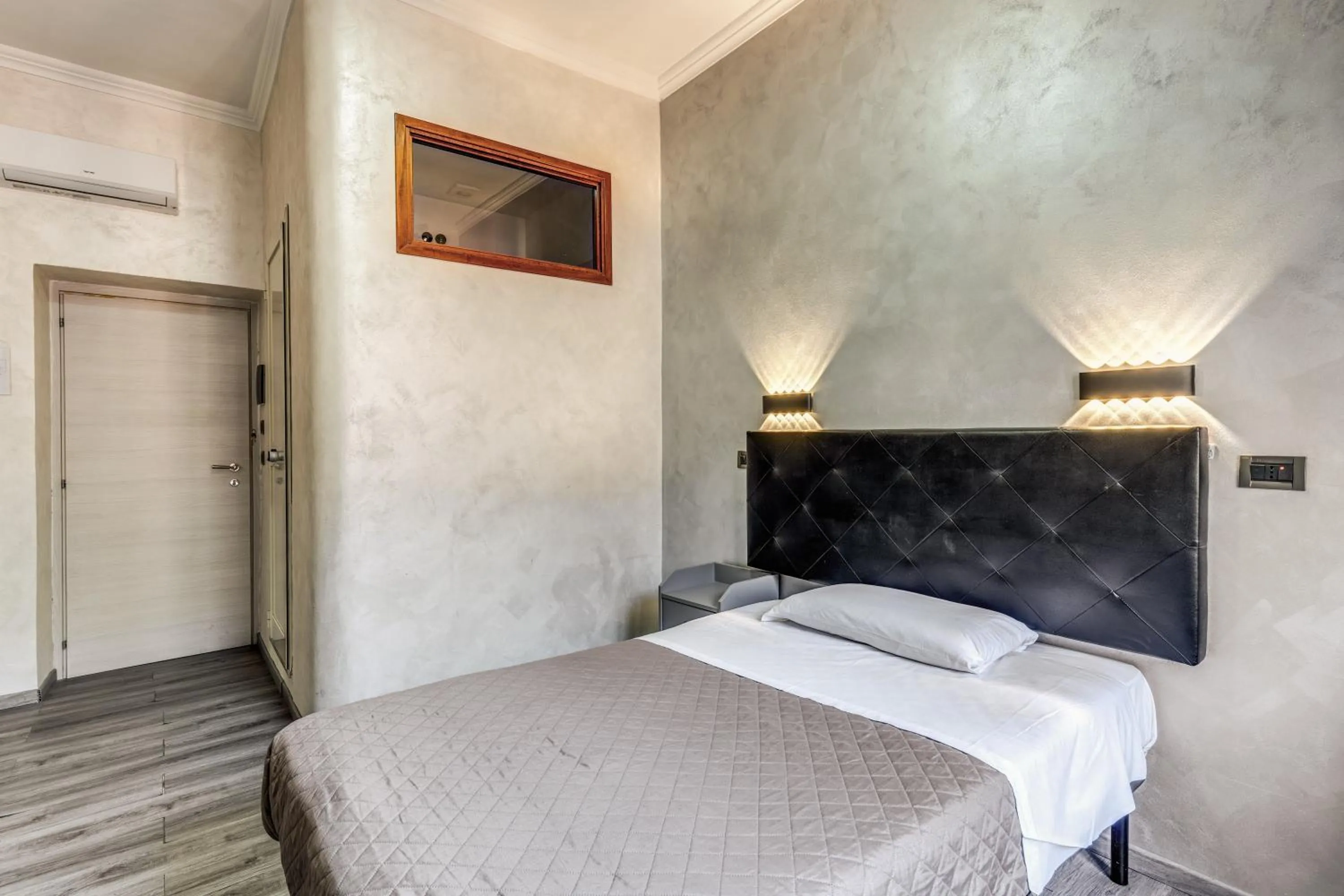 Photo of the whole room, Bed in Hotel Planet