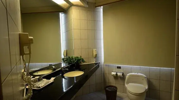 Bathroom in Cambridge Hotel Yung Kong