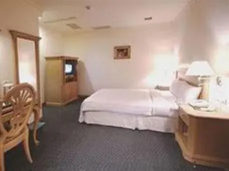 Photo of the whole room, Bed in Cambridge Hotel Yung Kong