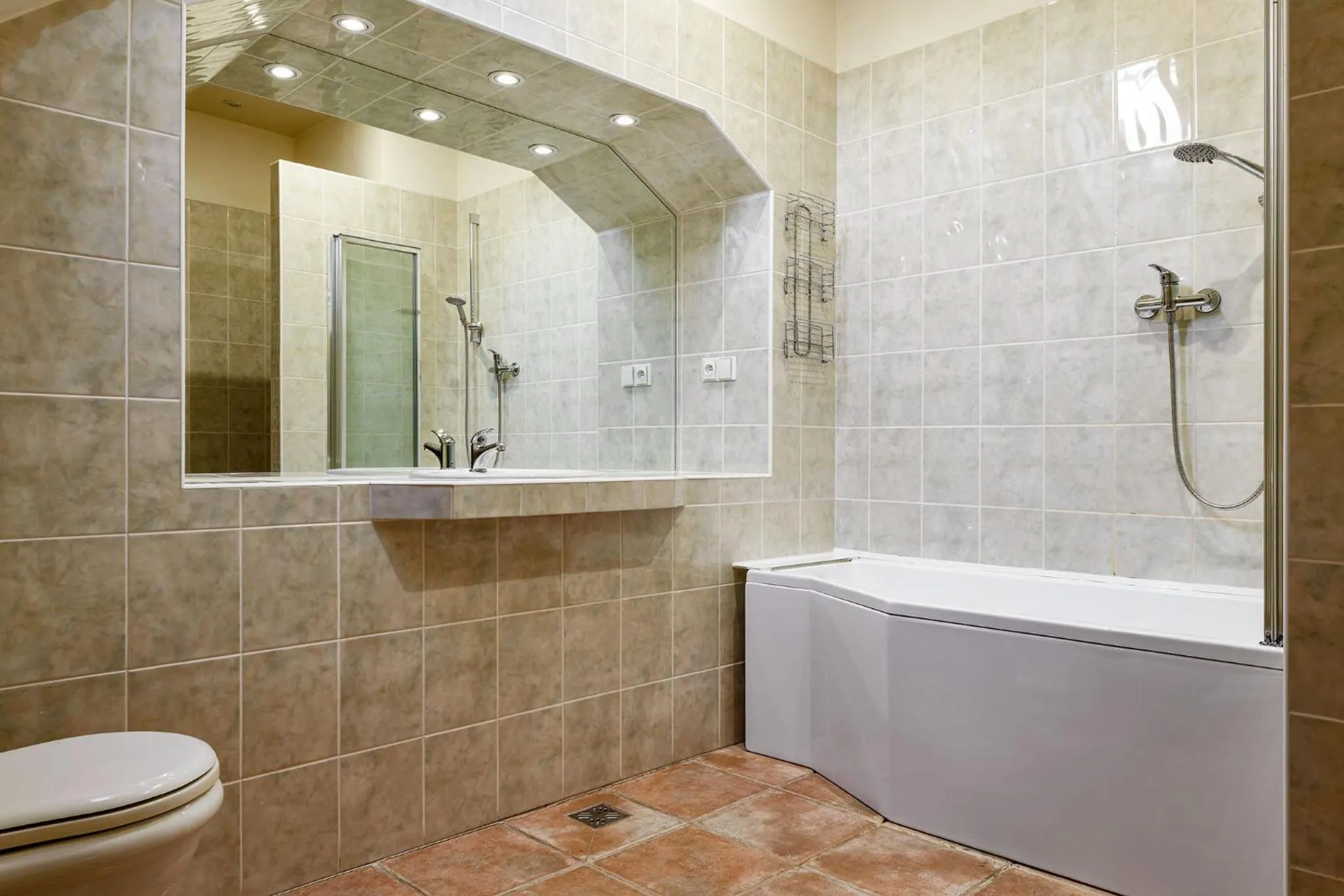 Bathroom in Orangerie Garden by KH