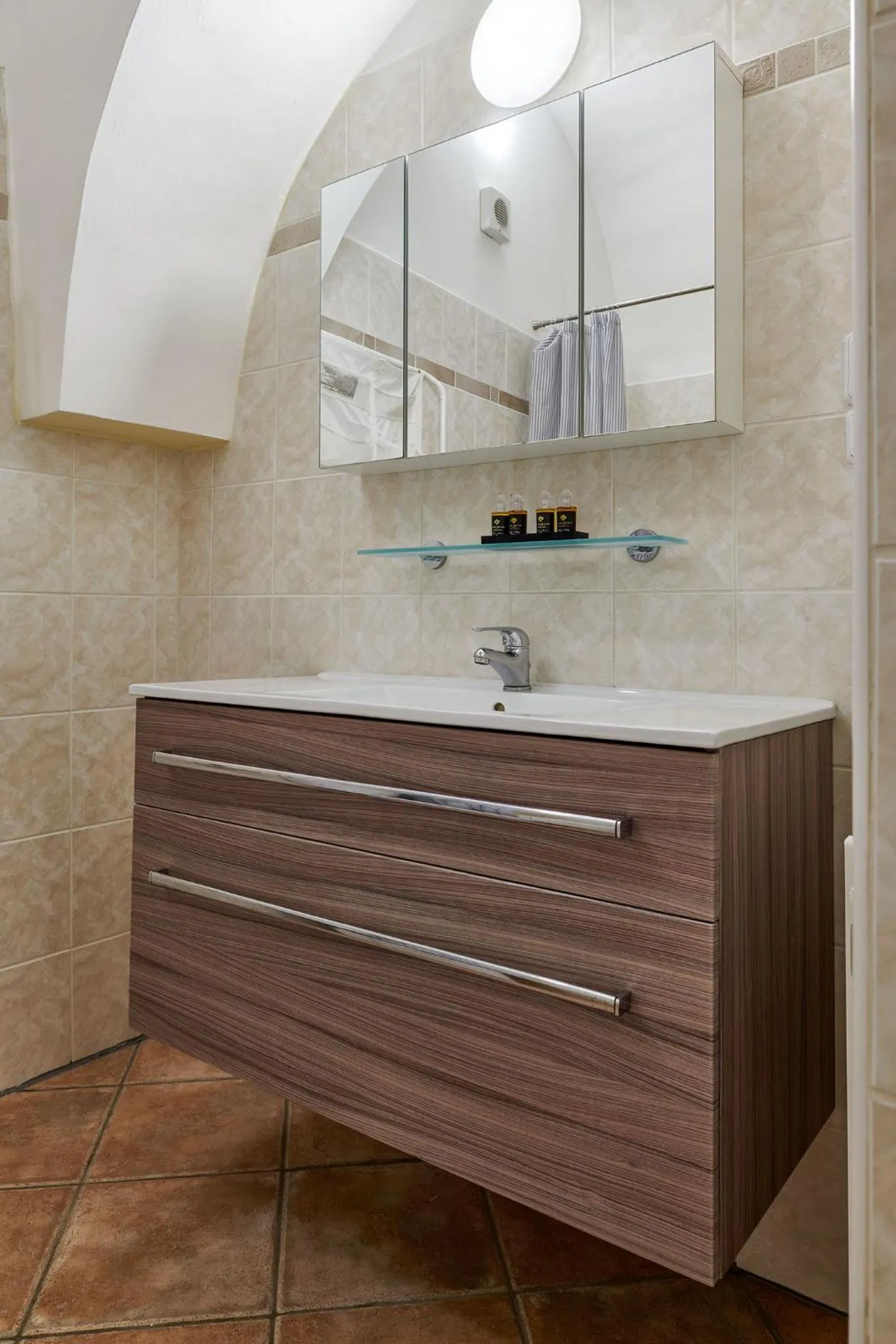 Bathroom in Orangerie Garden by KH