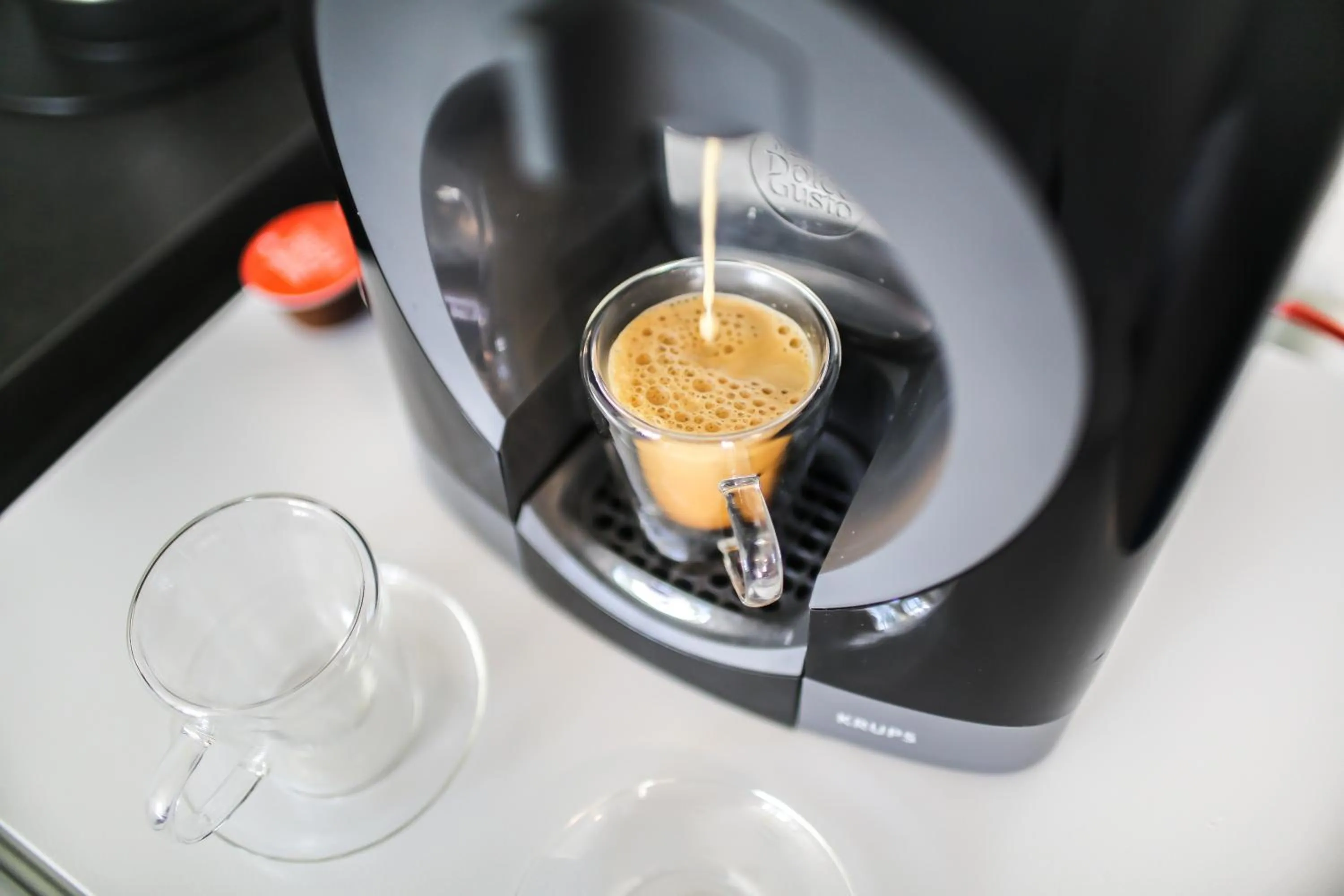 Coffee/tea facilities in Orangerie Garden by KH