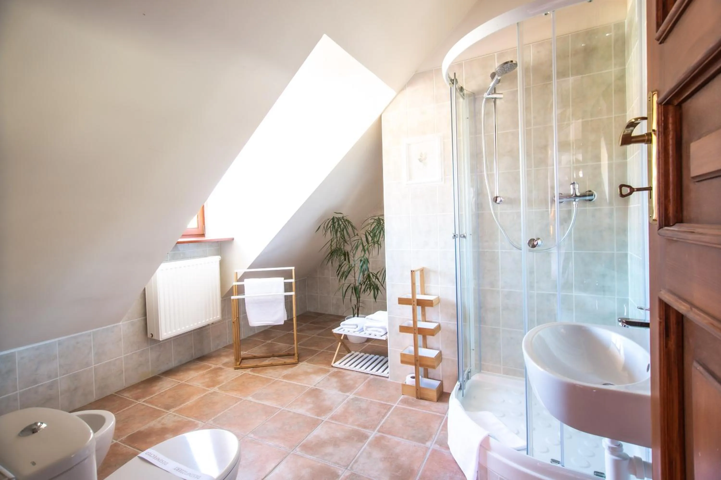 Bathroom in Orangerie Garden by KH