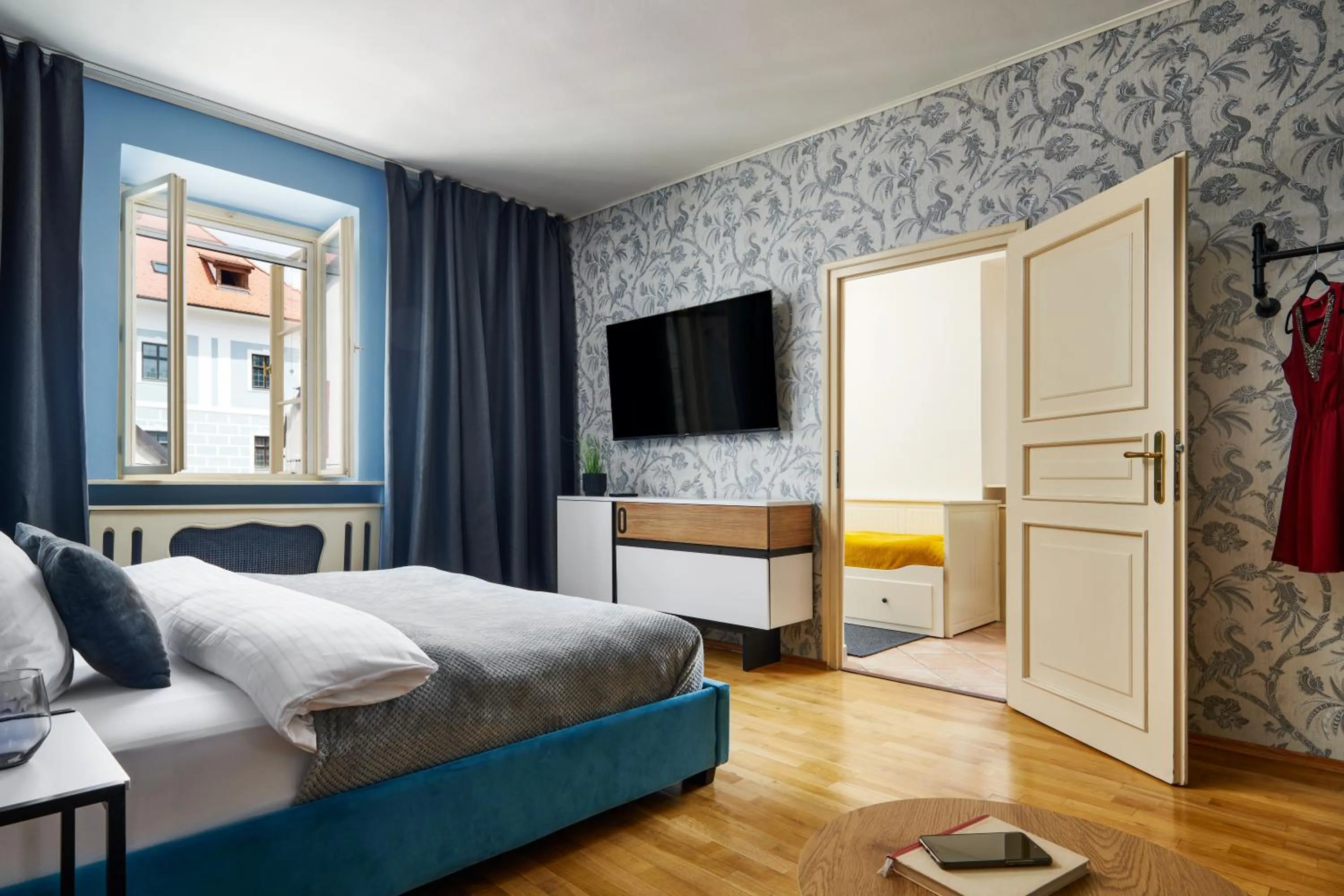 Photo of the whole room, Bed in Orangerie Garden by KH