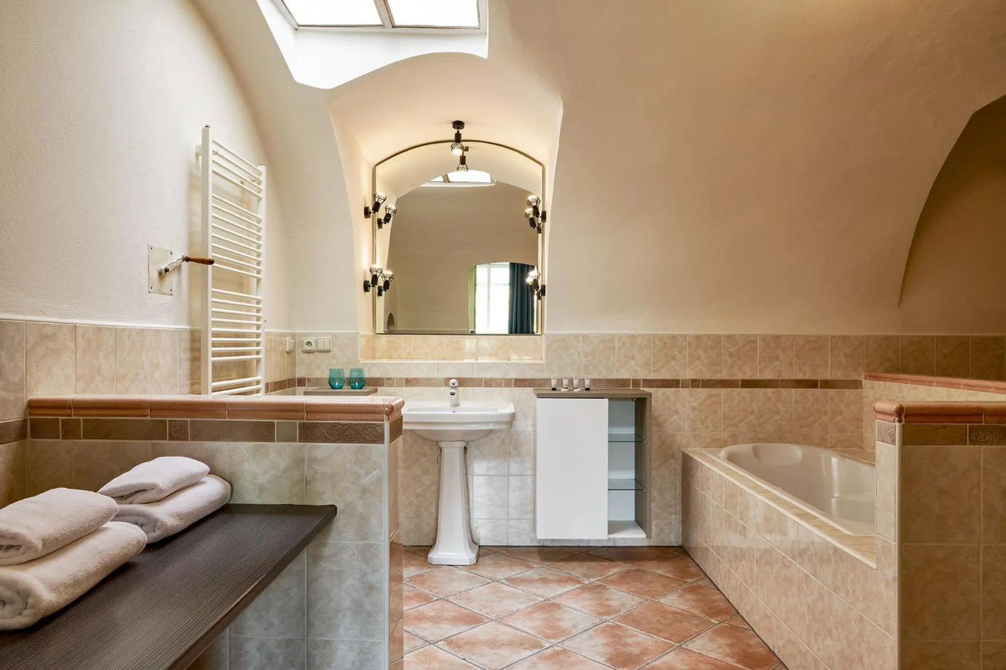 Bathroom in Orangerie Garden by KH
