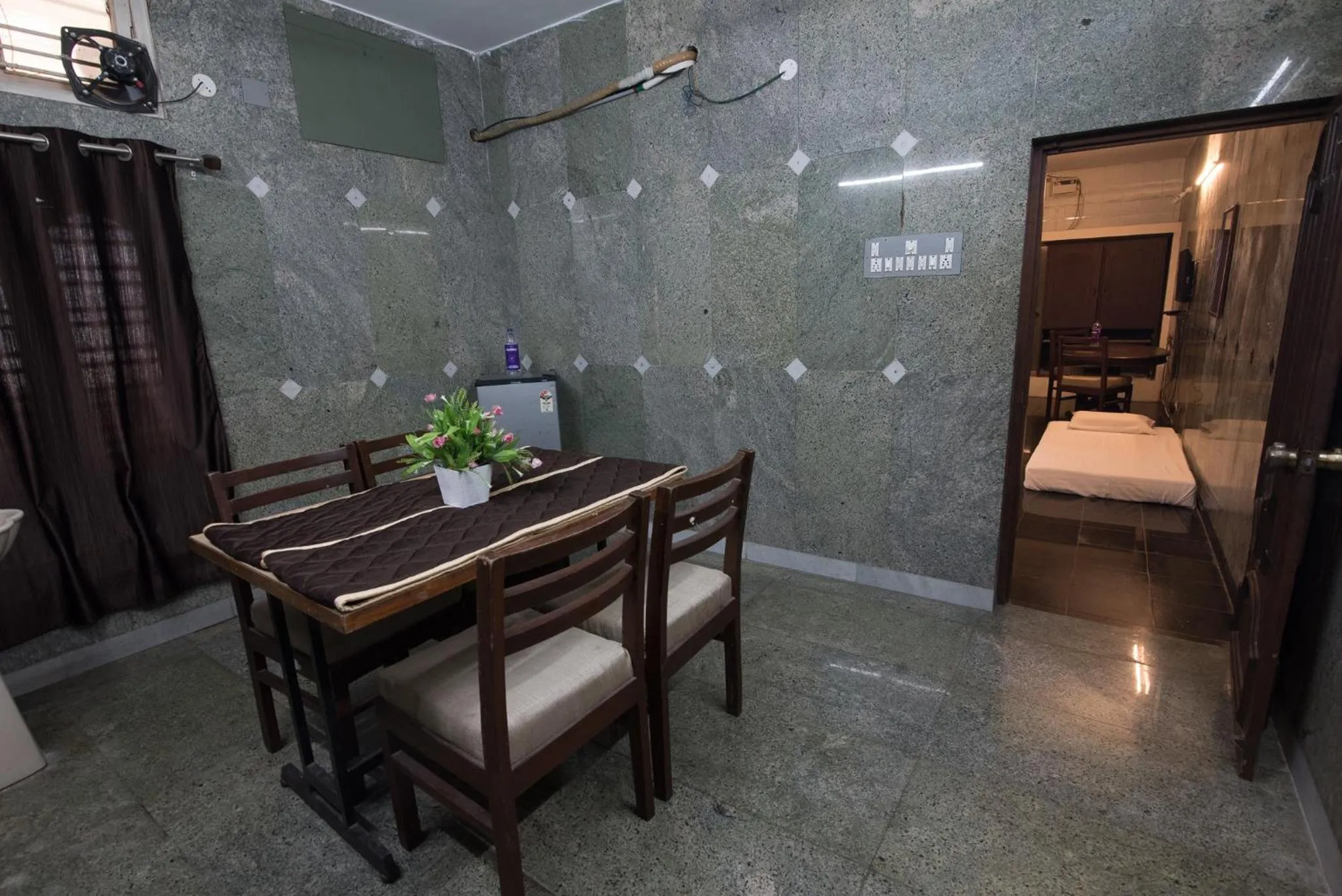 Dining area, Bed in Arunik Inn