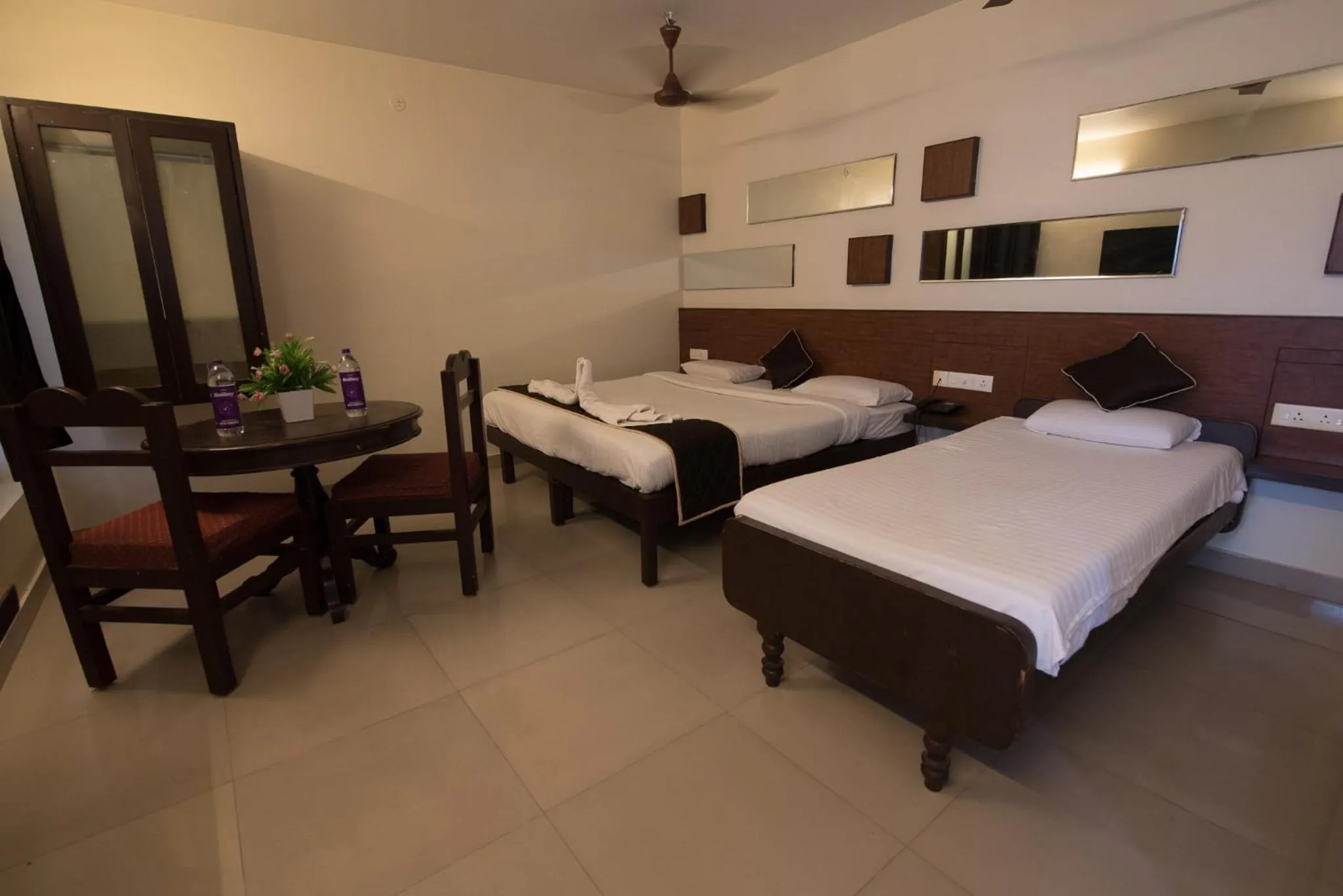 Photo of the whole room, Bed in Arunik Inn