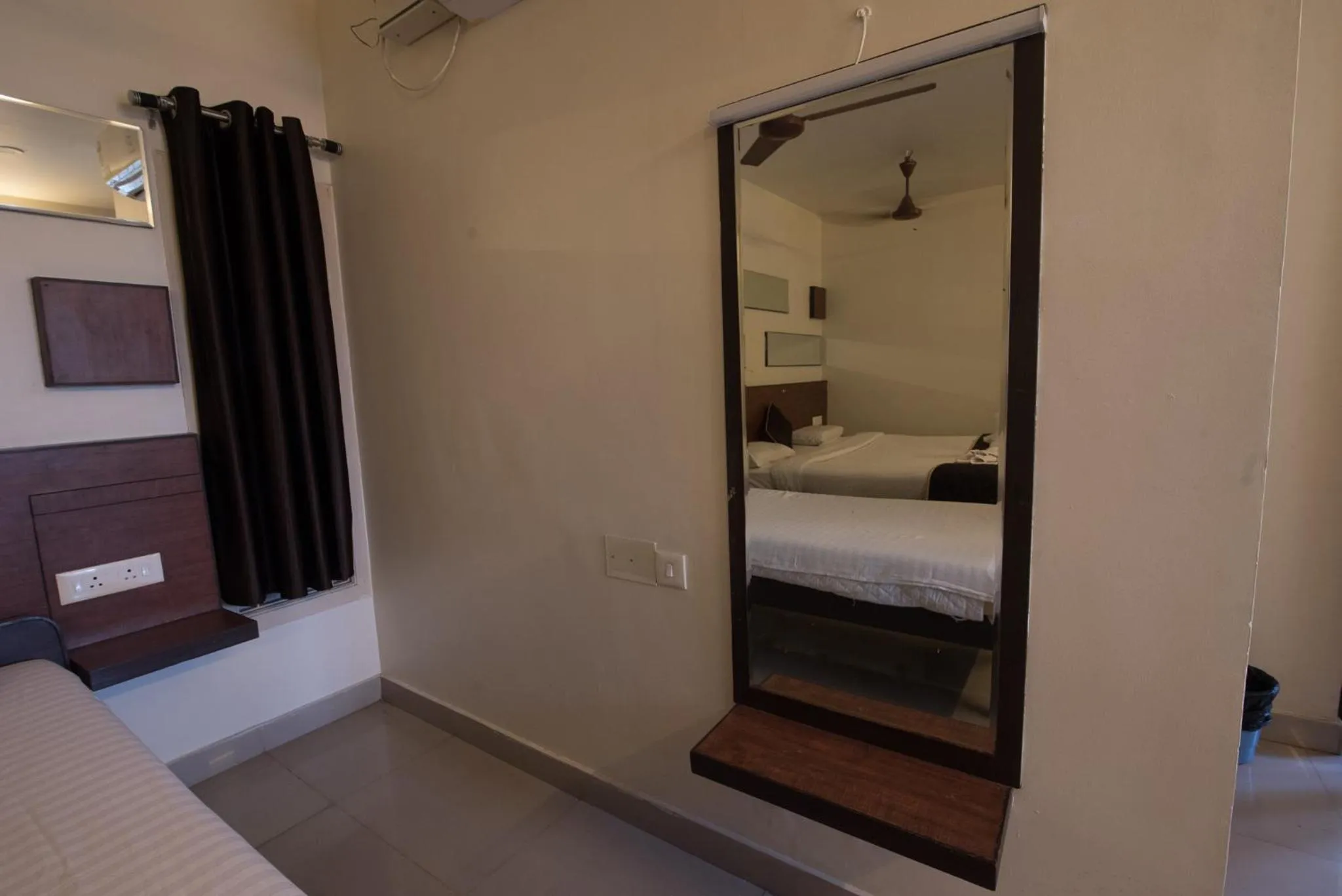 Photo of the whole room, Bed in Arunik Inn