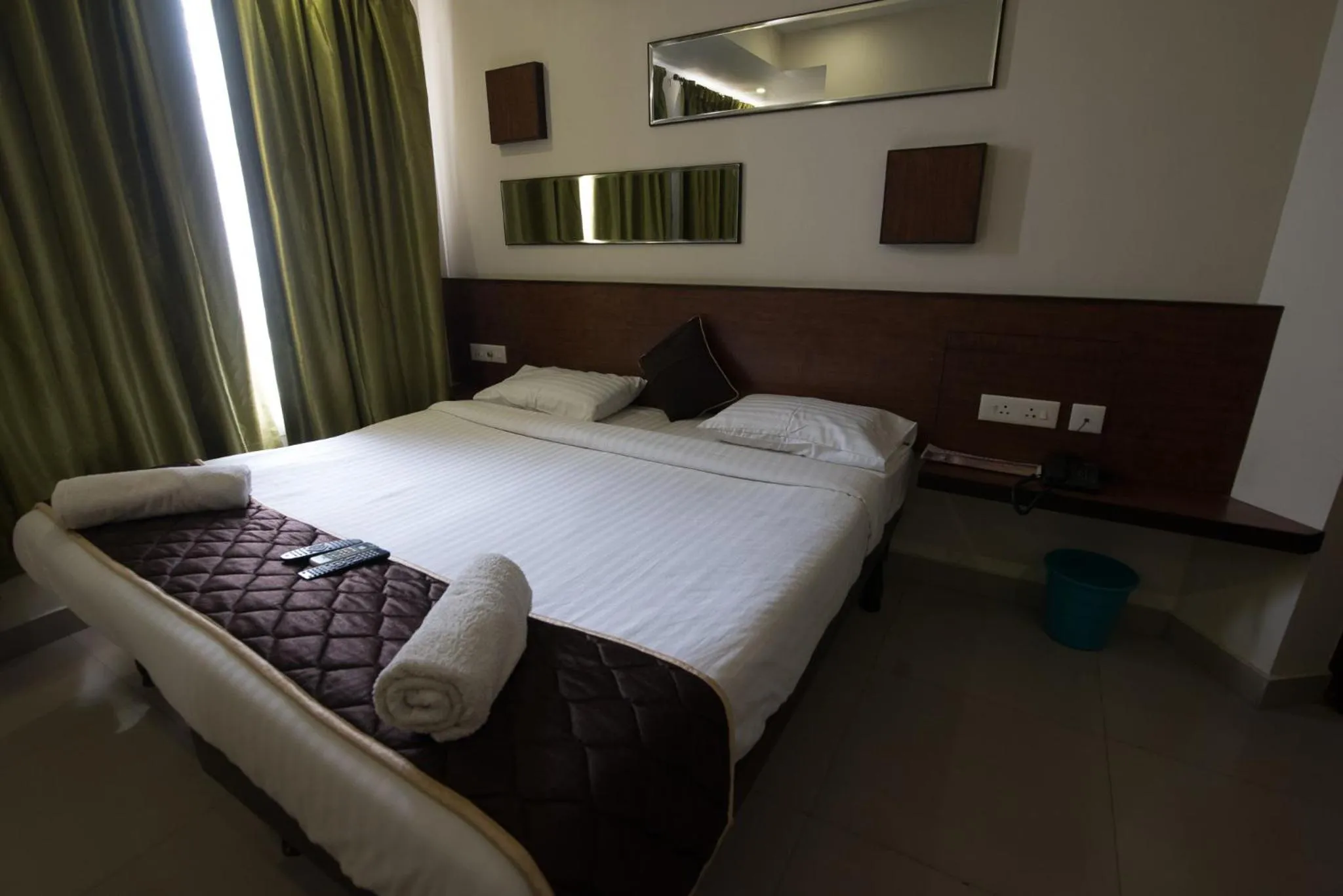 Photo of the whole room, Bed in Arunik Inn