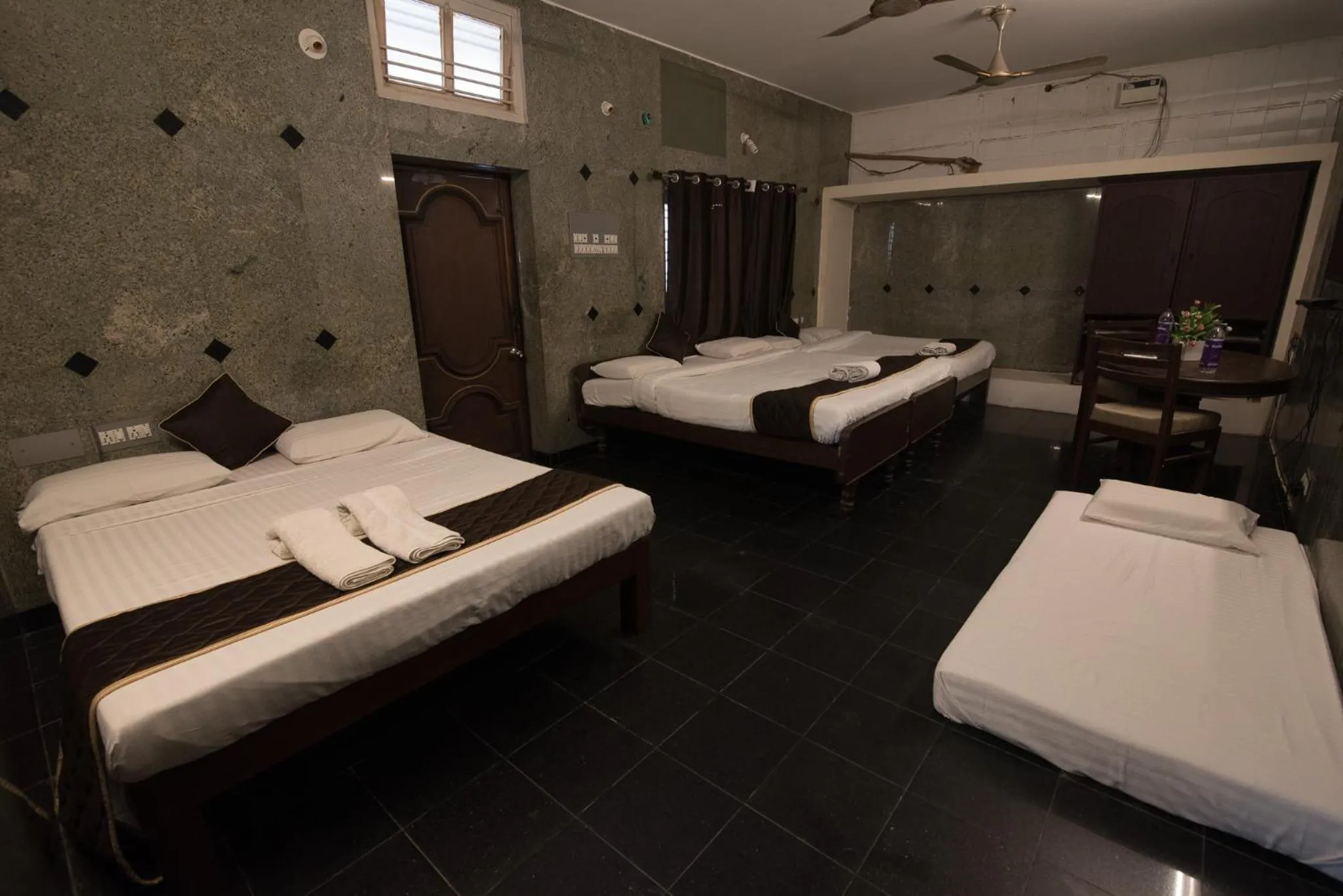 Photo of the whole room, Bed in Arunik Inn