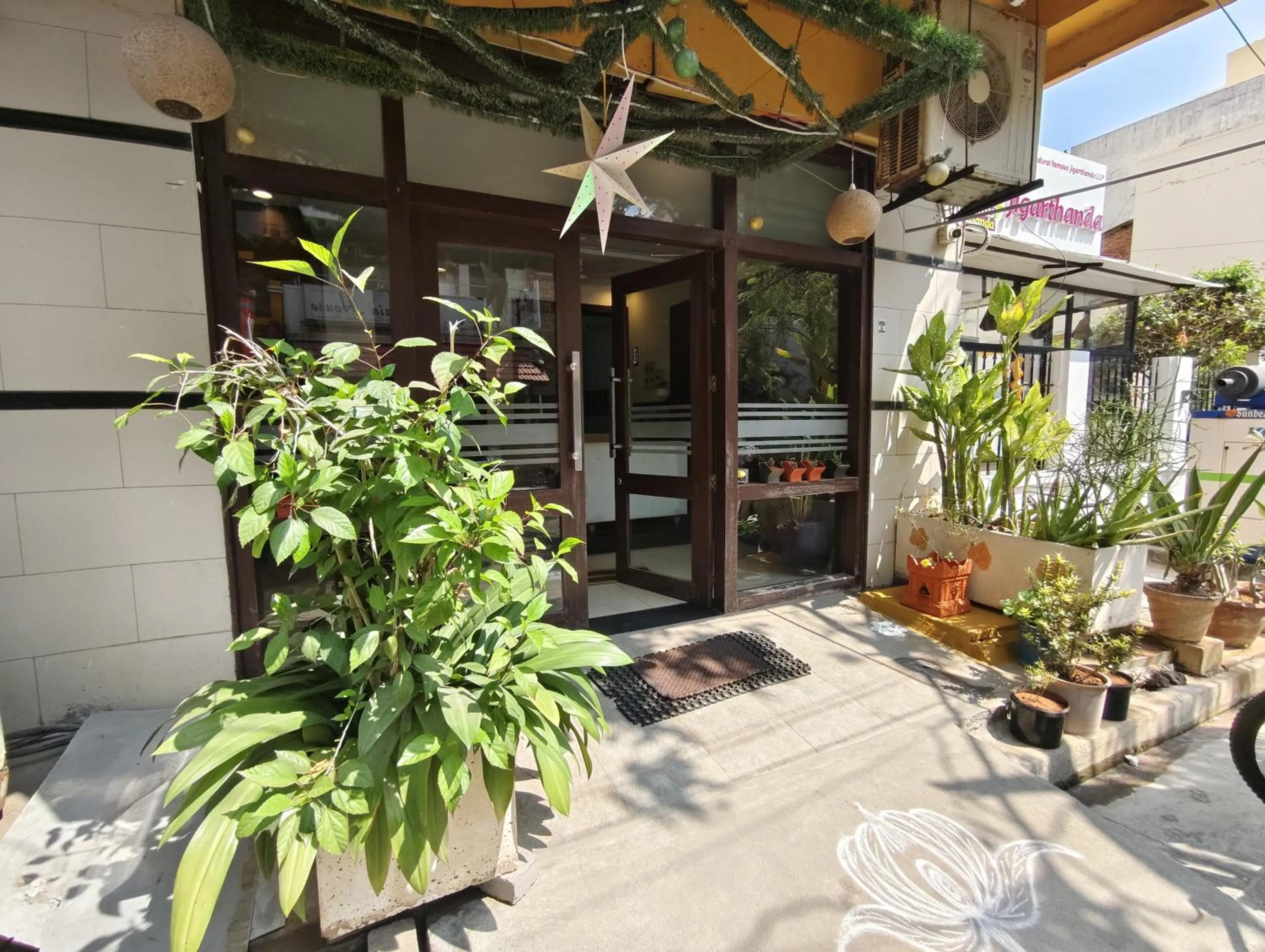 Facade/entrance in Arunik Inn