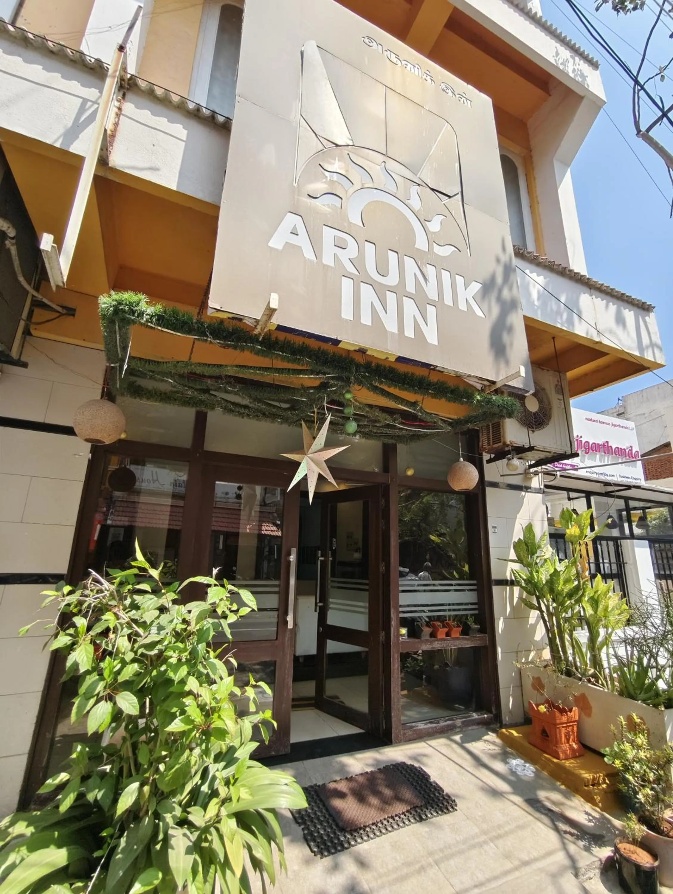 Facade/entrance in Arunik Inn