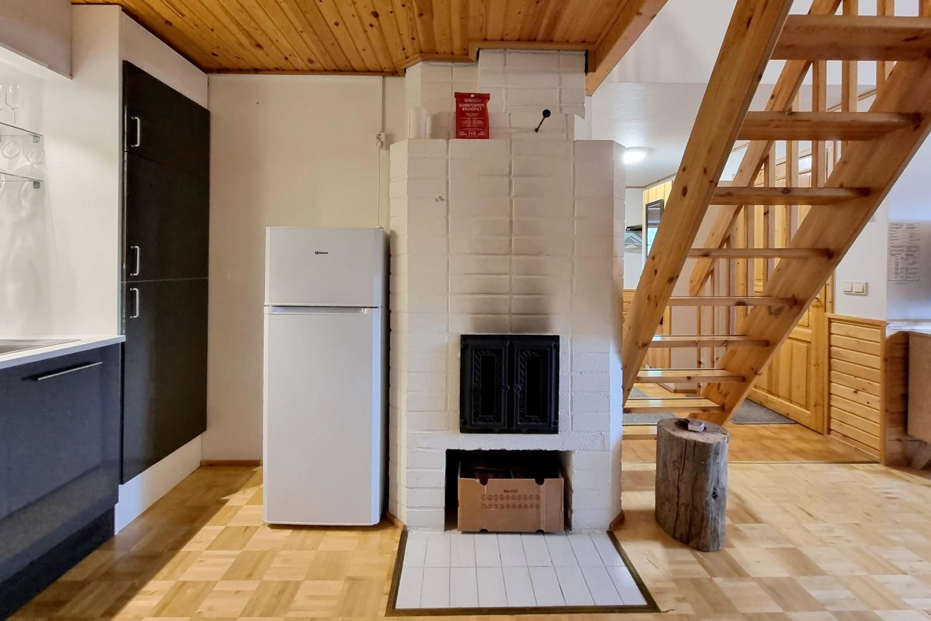 fireplace in Kuukkeli Apartments Teerenpesue E 33