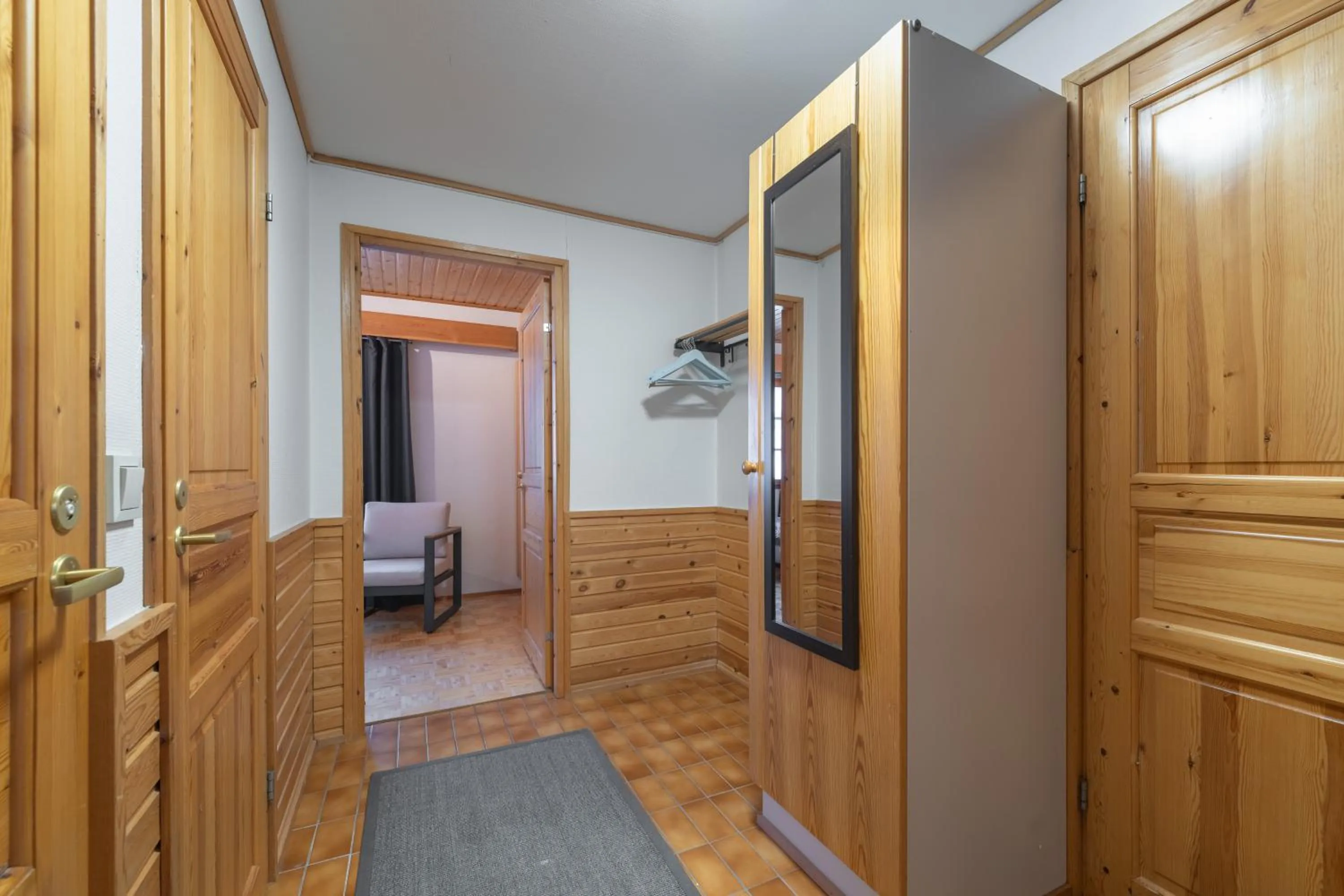 wardrobe in Kuukkeli Apartments Teerenpesue E 33