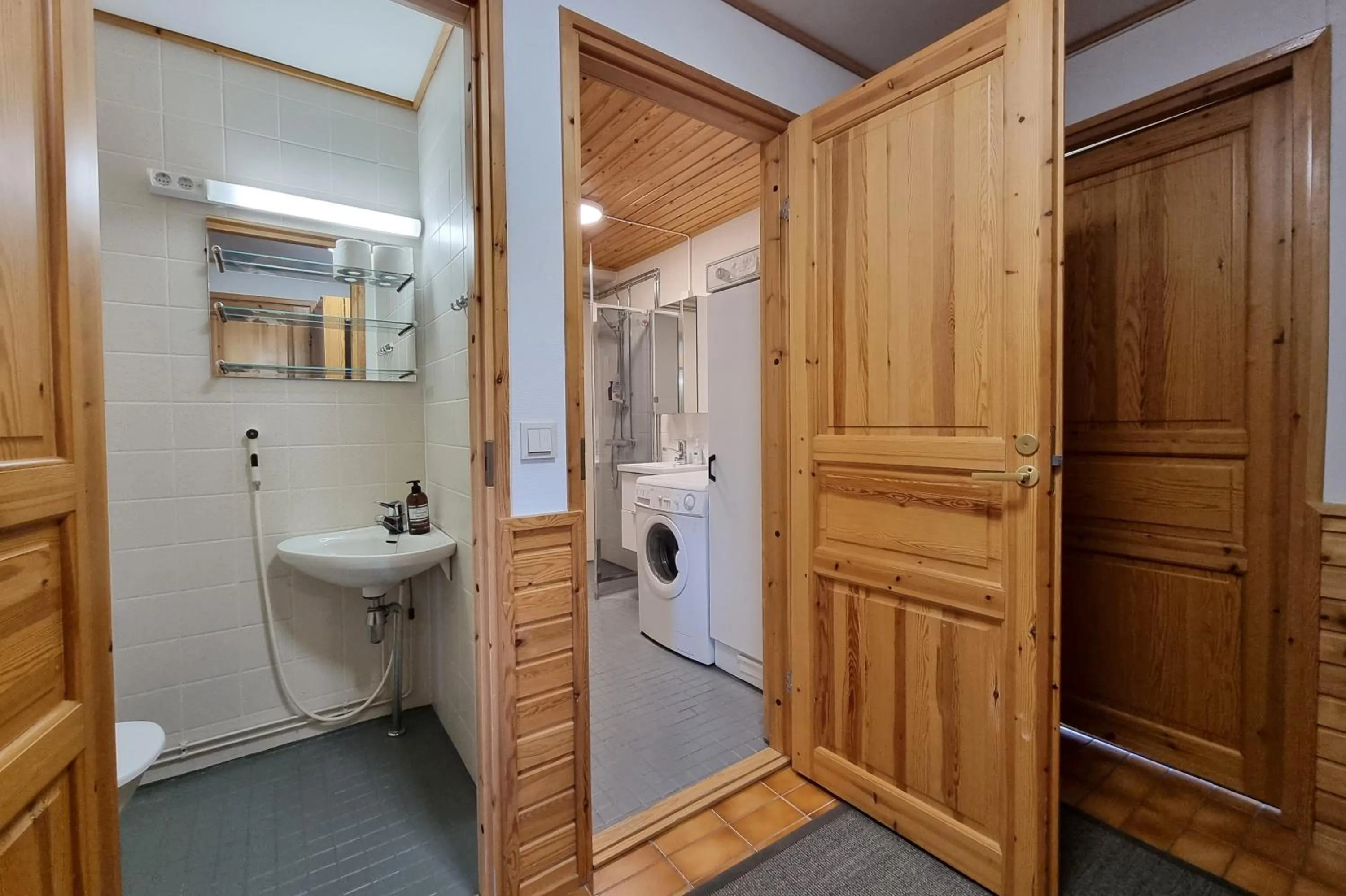 Toilet in Kuukkeli Apartments Teerenpesue E 33