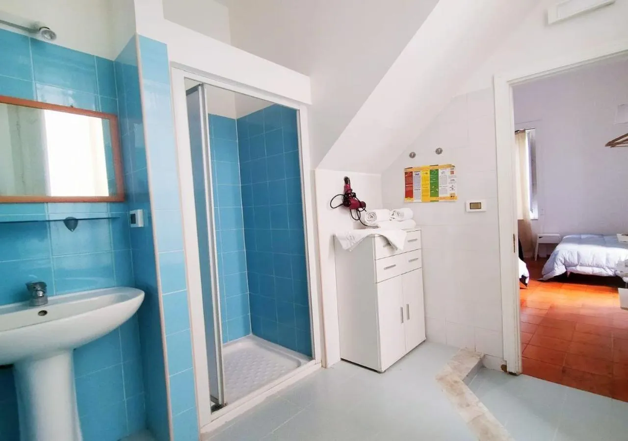 Bathroom, Bed in A Casa di Amici