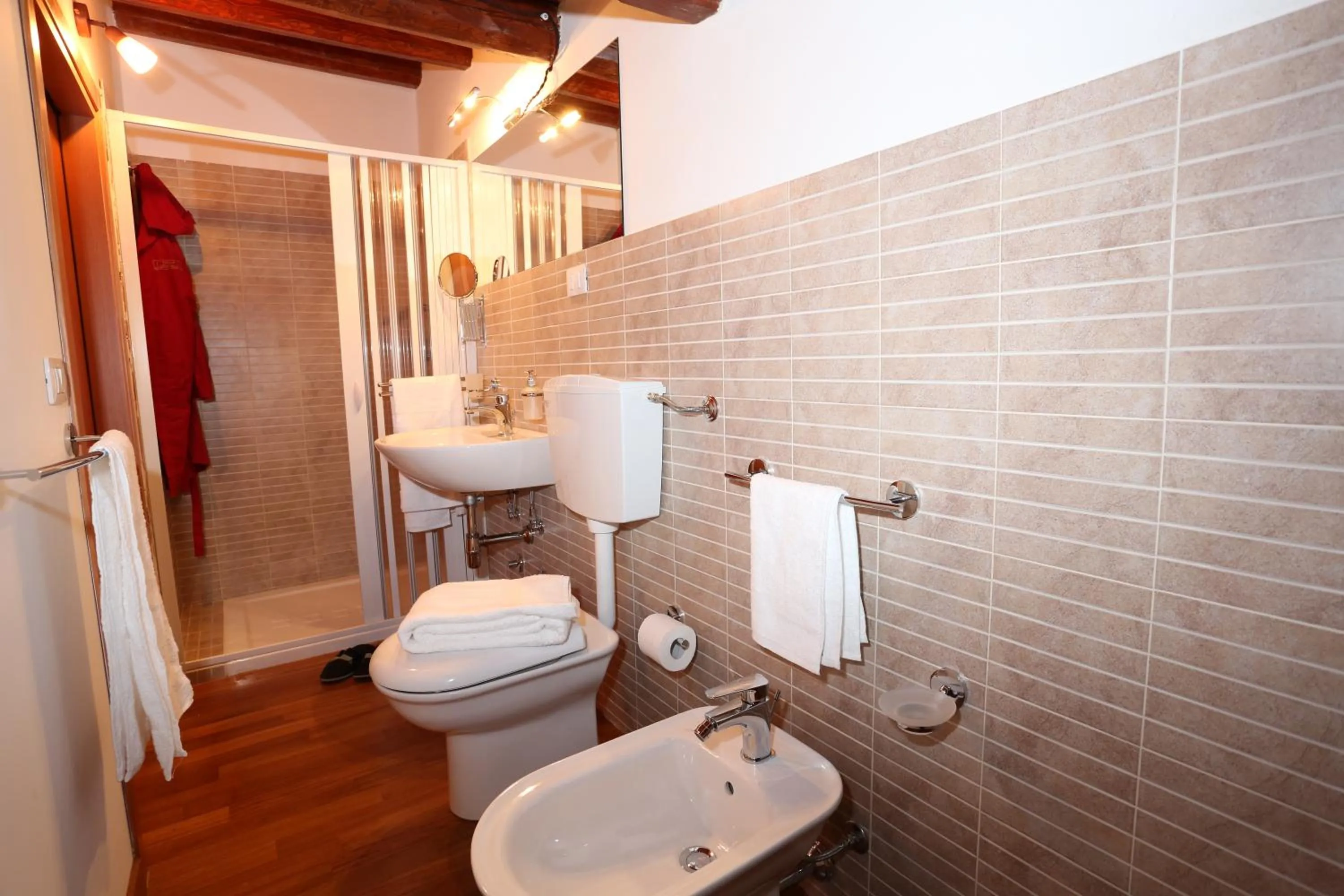 Shower in Serravalle Relais & Country Villa with private pool - Esclusive use